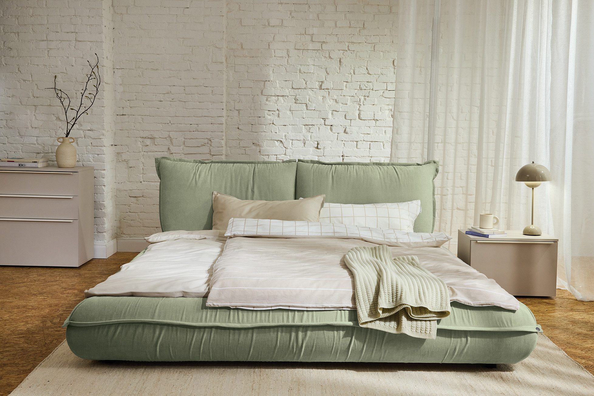 TOM TAILOR HOME Polsterbett PILLOW BED – lässiges Bett mit Kopfteil und Bettrahmen in Kissenform, besonders niedrige Optik – Bettrahmen mit abnehmbarem Bezug
