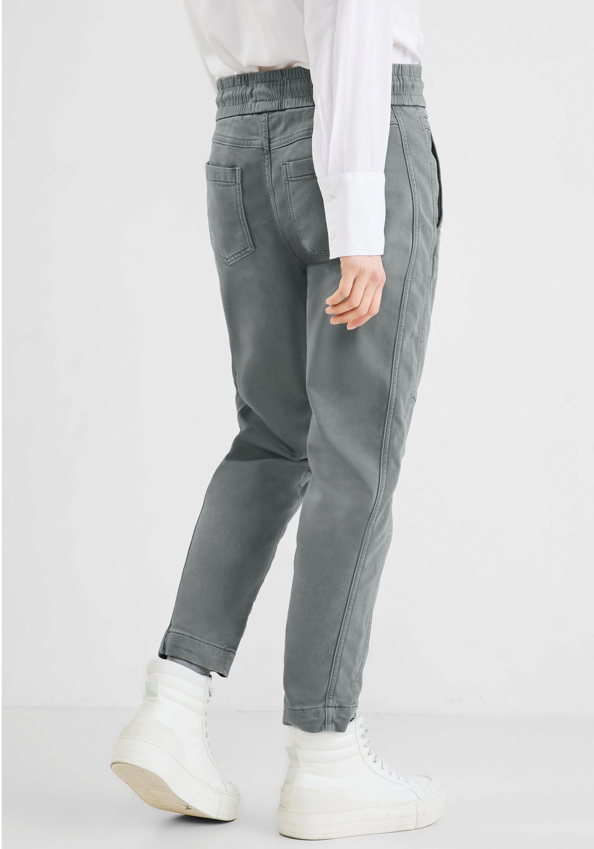 STREET ONE Dehnbund-Hose, Dezente Ziernähte auf dem unifarbenen  4-Pocket-Style