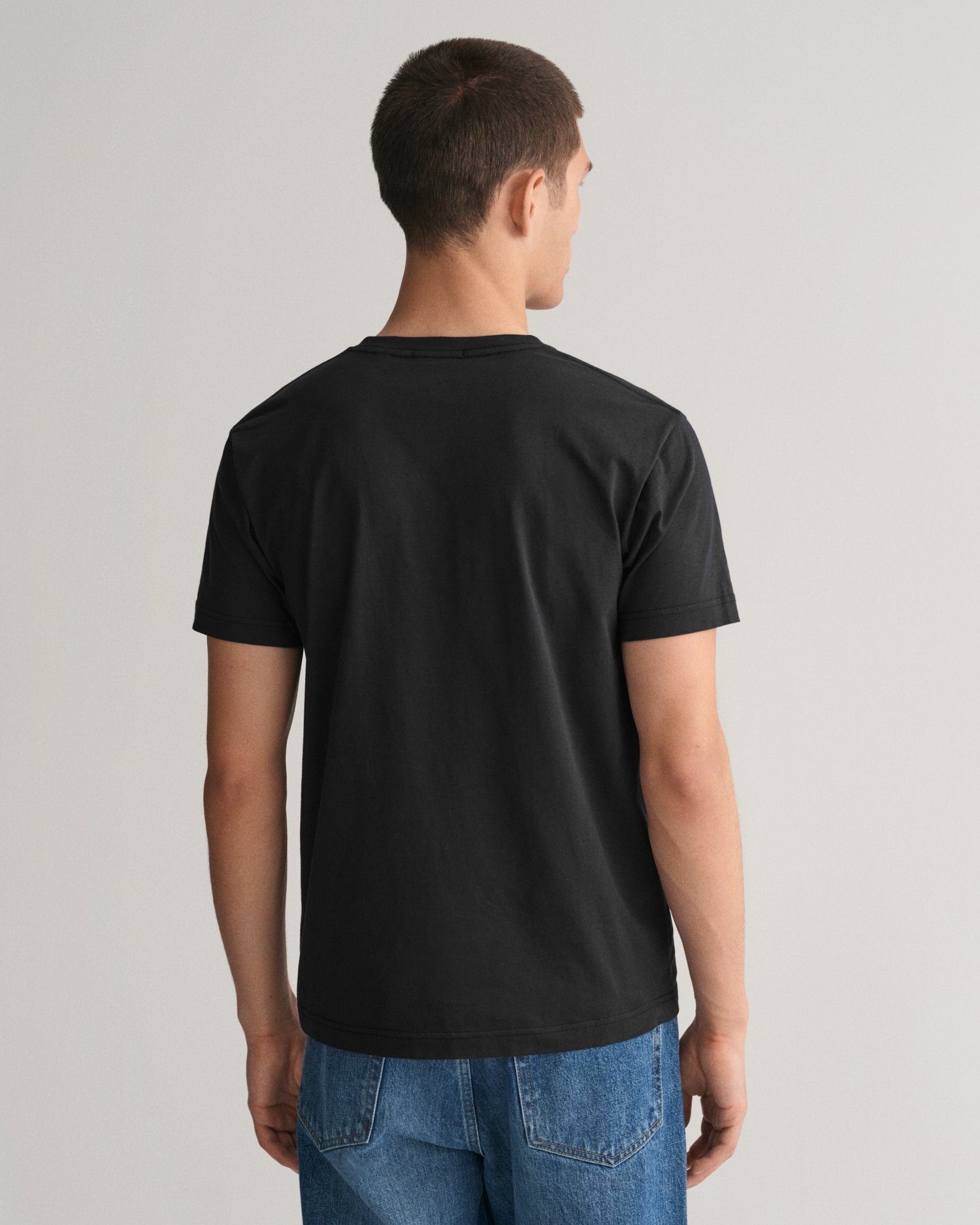 auf SHIELD T-SHIRT Gant Brust der SLIM V-NECK einer black mit kleinen T-Shirt Logostickerei
