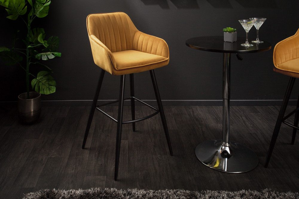 riess-ambiente Barhocker TURIN senfgelb/schwarz – Samt, mit Armlehne, Ziersteppung, komfortable Polsterung mit Fußablage – ideal für Bar oder Küchentheke