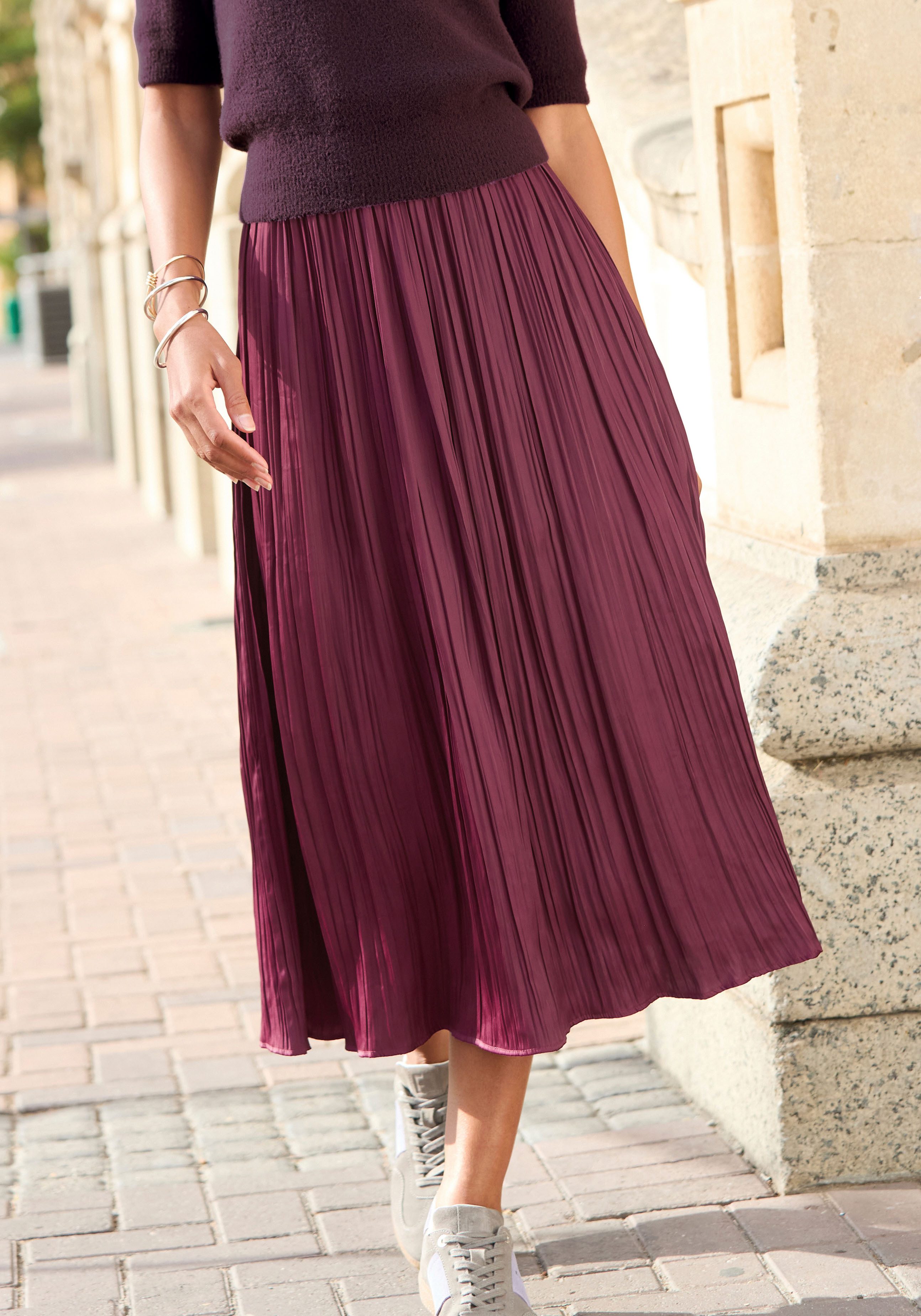 LASCANA Maxirock mit Plisseefalten, edel glänzende Ware