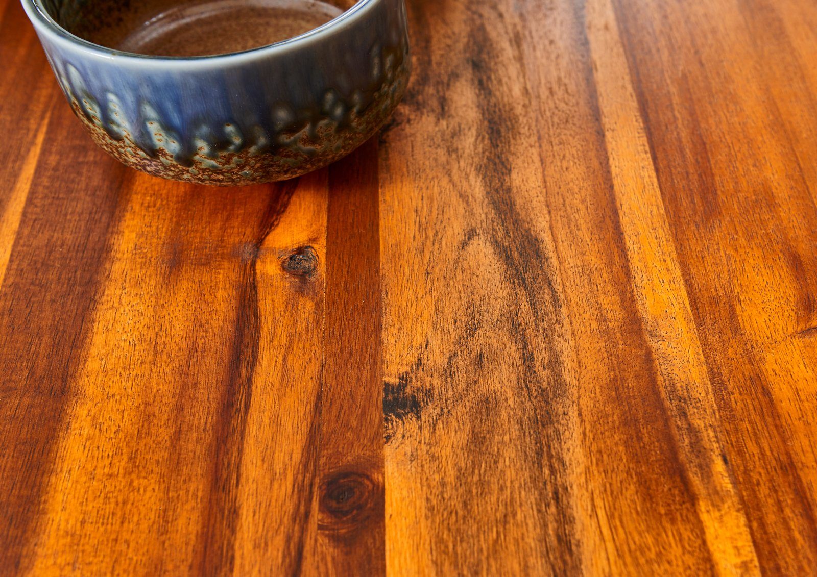 massives Imka, 35mm, cognacfarben, mit Baumkante silber Akazienholz, Junado® TP Baumkantentisch