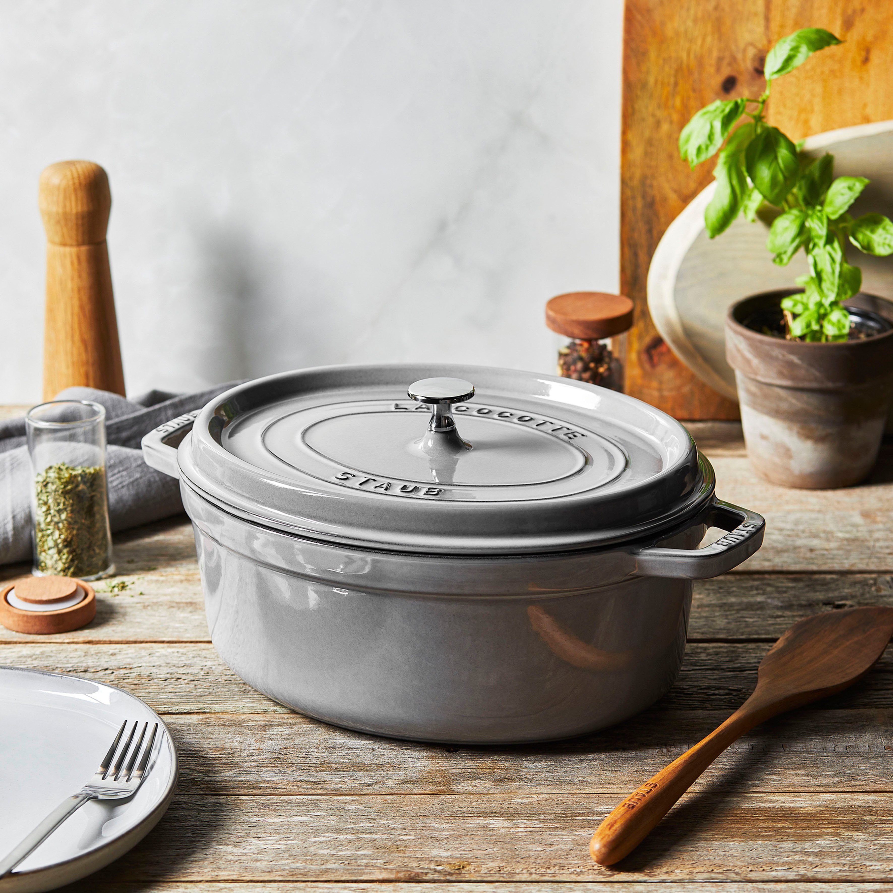 Staub Bräter Cocotte, Gusseisen (1-tlg), robust, langlebig, perfekte Hitzeverteilung, Aromaregen-Deckel