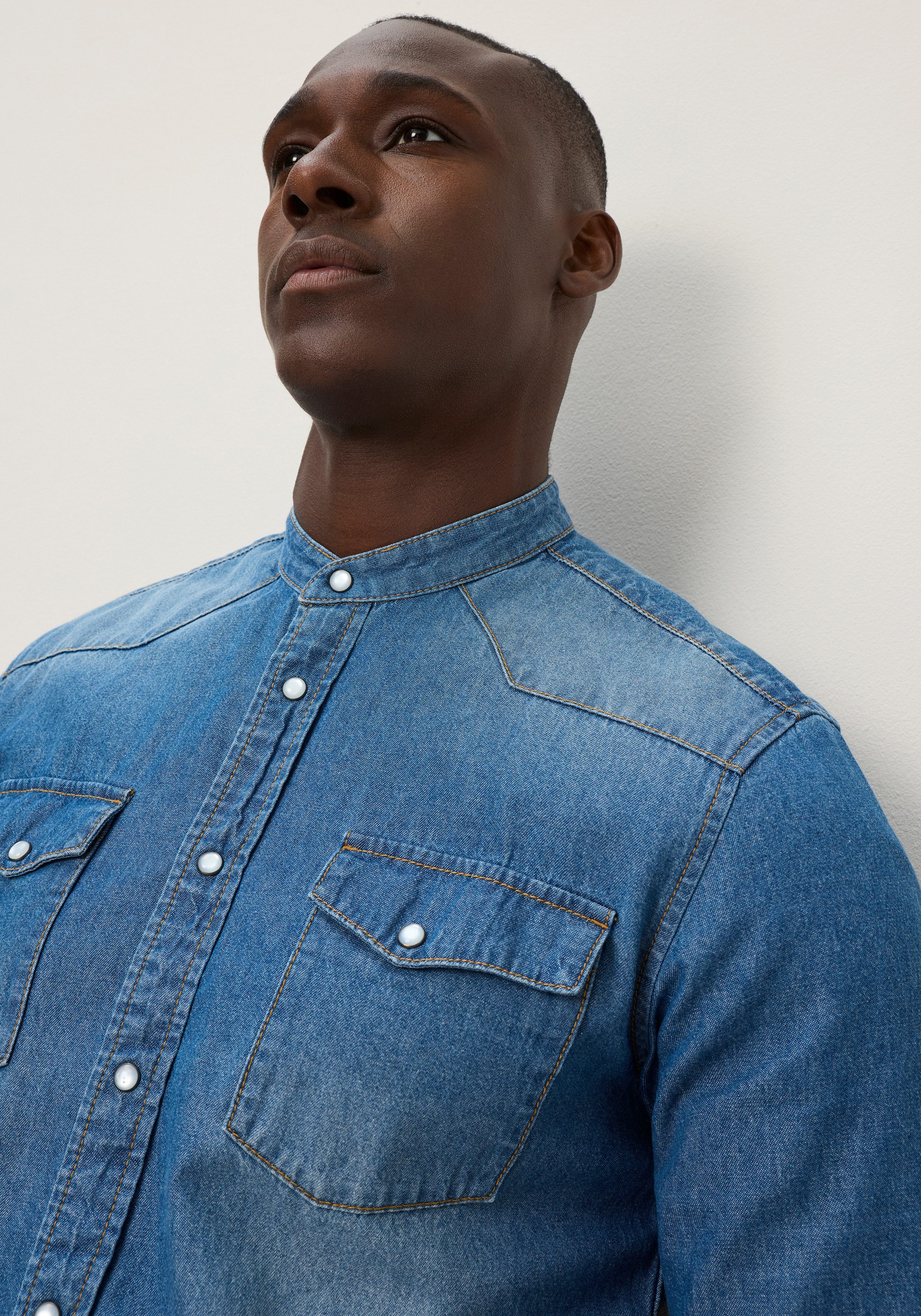 DELMAO Jeanshemd aus Baumwolle in Denim-Qualität, mit Stehkragen – Bild 3 von 5