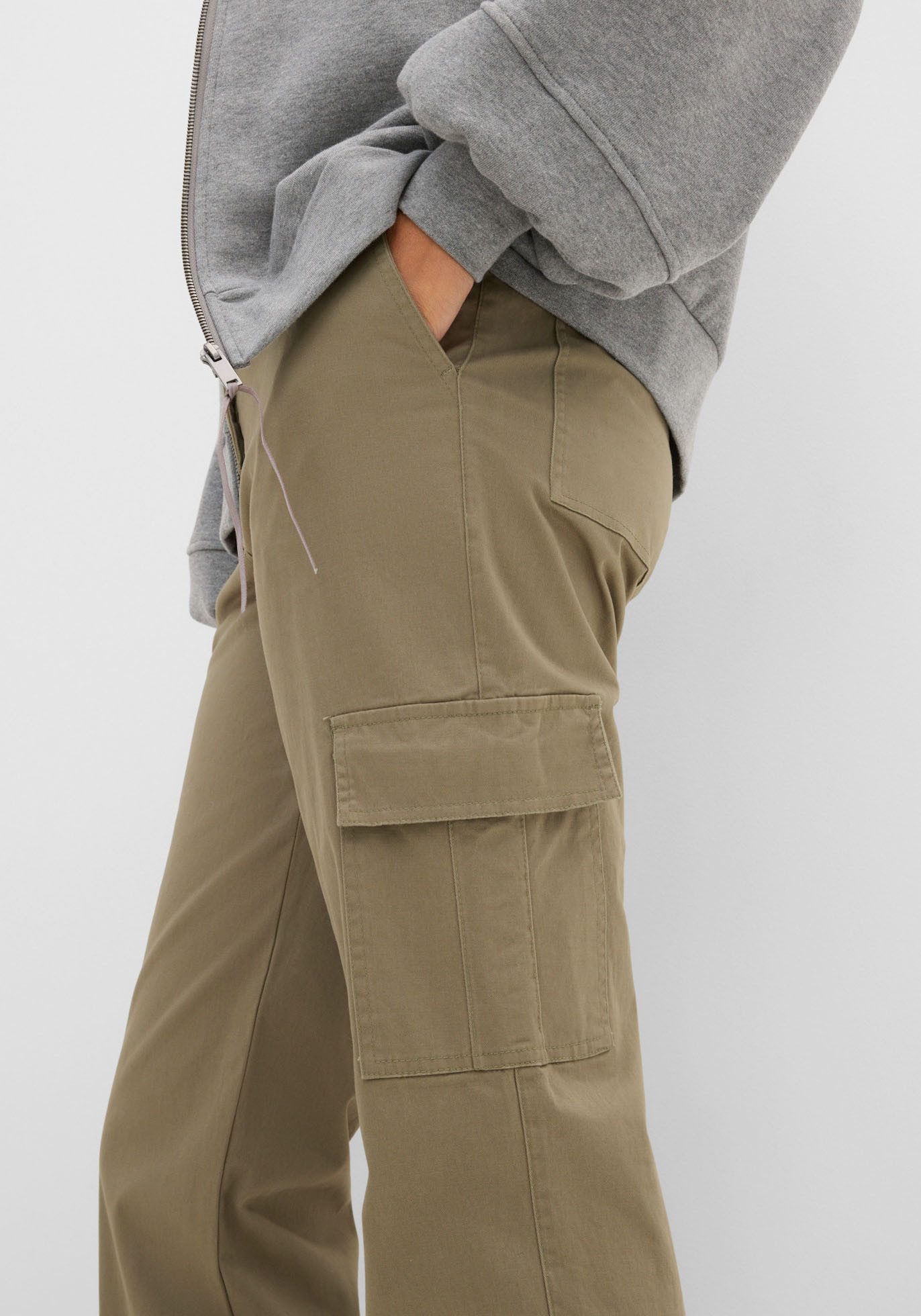 bonprix Cargohose aus Baumwolle mit Elasthan, lockere Passform, mit Bequembund
