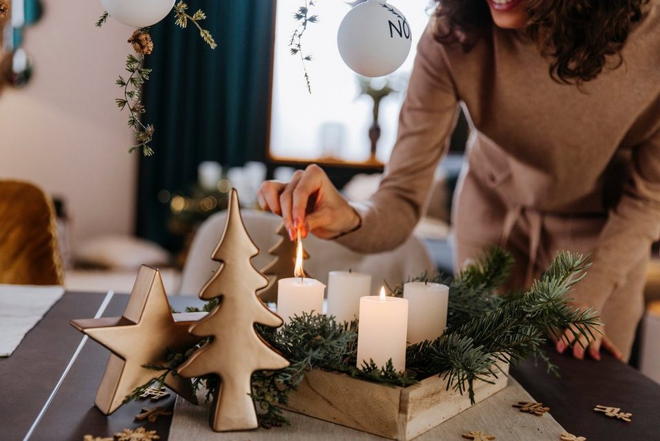 Home affaire Adventsleuchter Kerzenhalter Ennsling mit 24 Streudekofiguren,  25x25 cm (1 St), Weihnachtsdeko aus Holz und Metall, Tablett mit 4  Kerzenhaltern