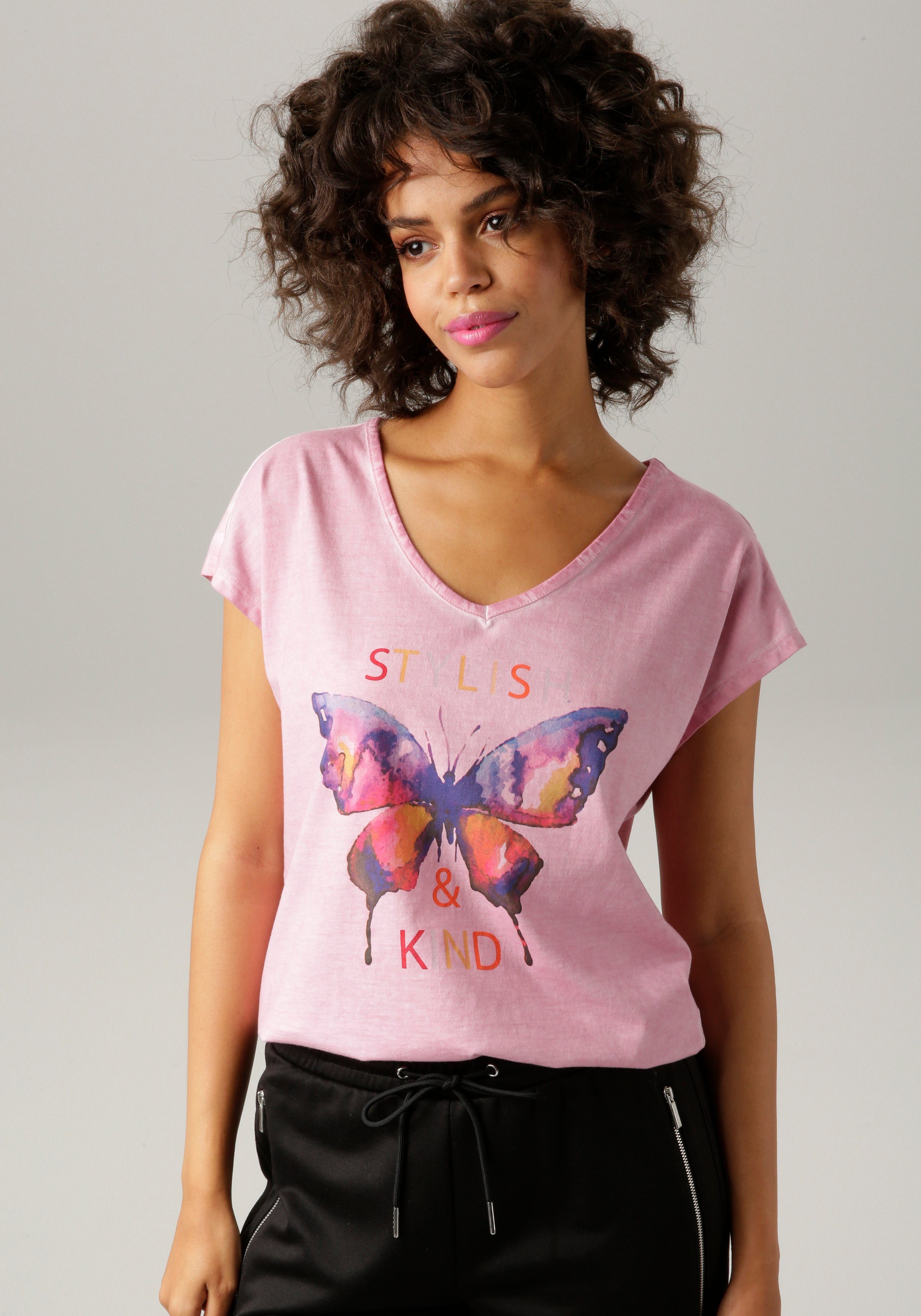 Aniston CASUAL T-Shirt mit batikfarbigem malve-dunkelblau-orange-pink-rosa-gelb-oliv-lila-rot-wollweiß Schmetterling Schriftzug und