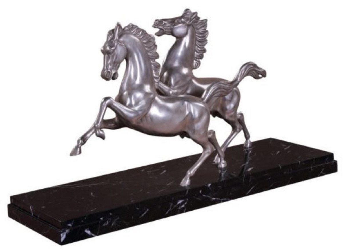 Casa Padrino Dekofigur Luxus Bronzefiguren Pferde Silber / Schwarz 80 x 25 x H. 43 cm - Elegante Versilberte Deko Bronze Skulpturen mit Marmorsockel
