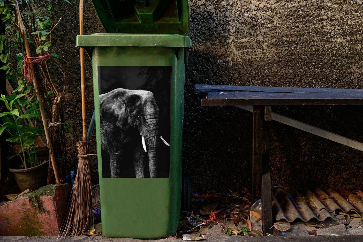 Container, Sticker, Mülltonne, MuchoWow schwarz (1 St), und schwarzem - auf Mülleimer-aufkleber, Elefant Hintergrund weiß Wandsticker Abfalbehälter