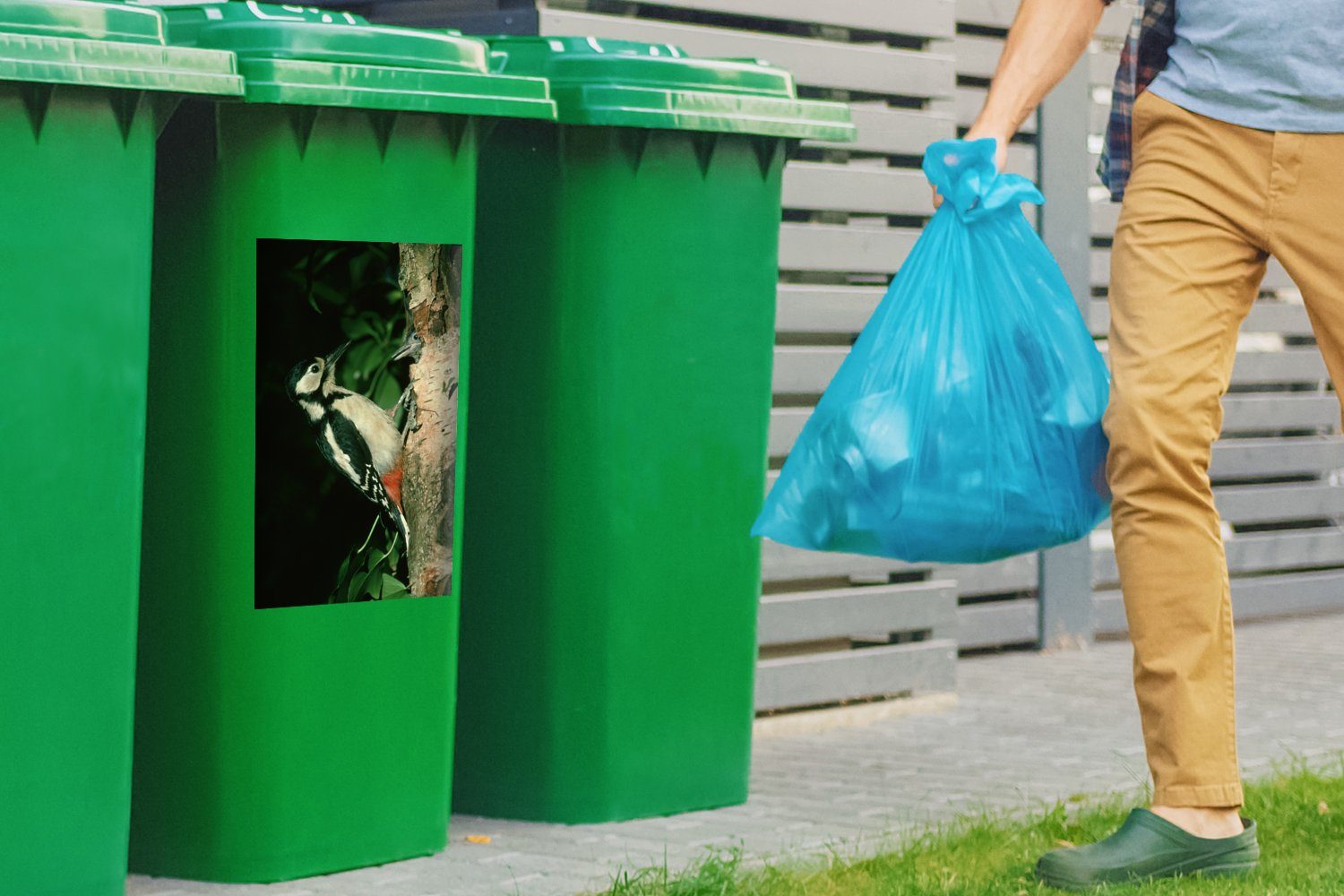 Mülltonne, an Container, MuchoWow Mülleimer-aufkleber, Wandsticker Abfalbehälter Buntspecht Sticker, (1 Ein Baum einem St),
