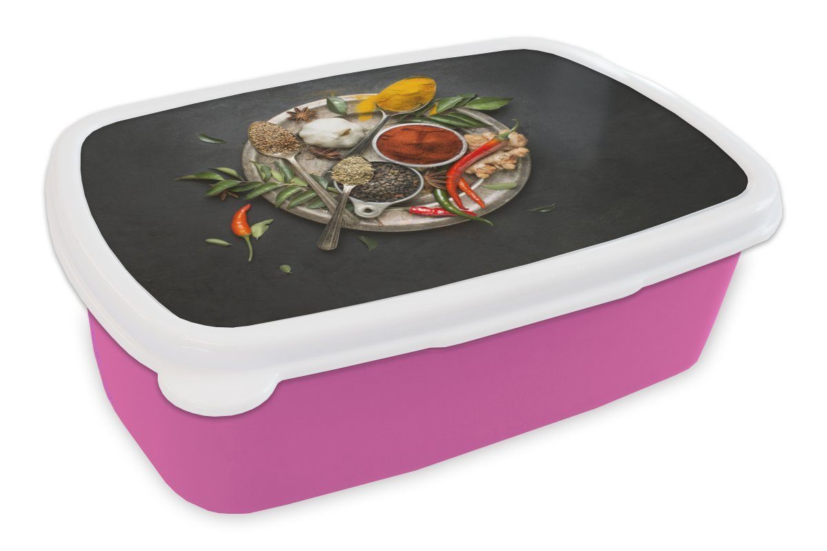 MuchoWow Lunchbox Ein Teller mit Gewürzen, die bei der Zubereitung indischer Gerichte, Kunststoff, (2-tlg), Brotbox für Erwachsene, Brotdose Kinder, Snackbox, Mädchen, Kunststoff rosa