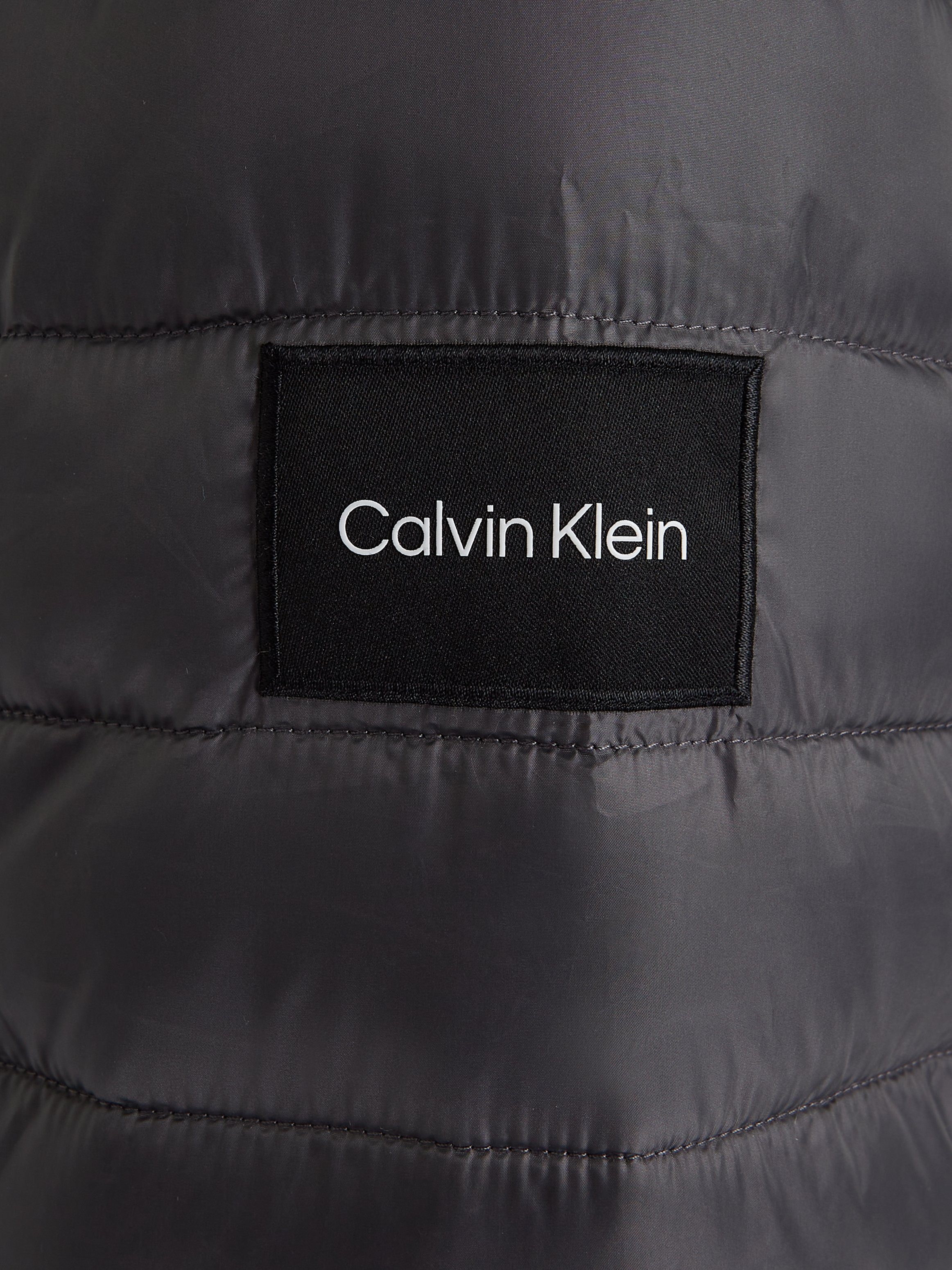 Calvin Klein Steppjacke RECYCLED SIDE mit JACKET LOGO Magnet Markenlabel