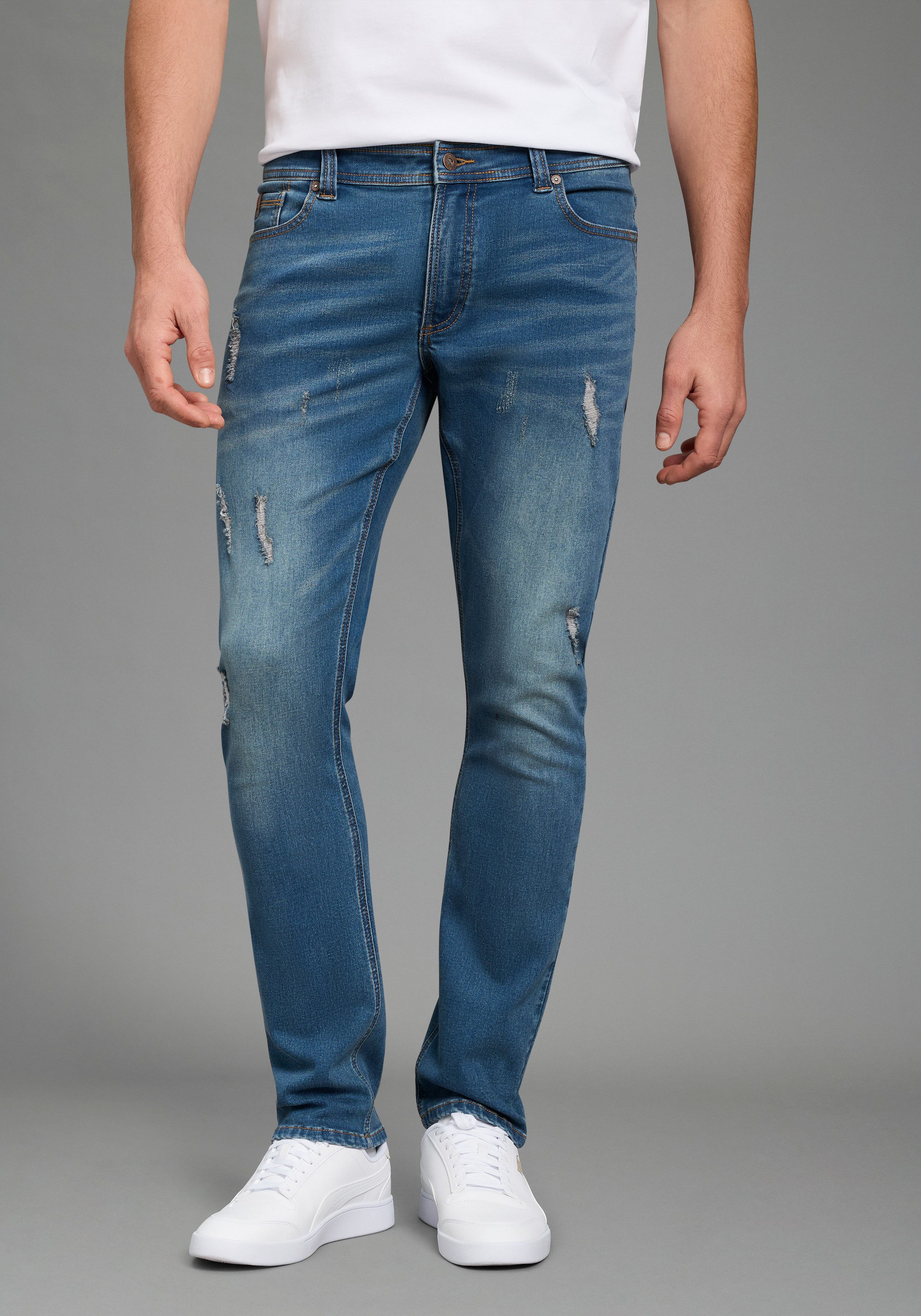 Bruno Banani Slim-fit-Jeans Grady schmale Beinweite, niedrige Leibhöhe, figurbetonte Silhouette. € 39,99, (€ 39,99 pro 1 Stk).