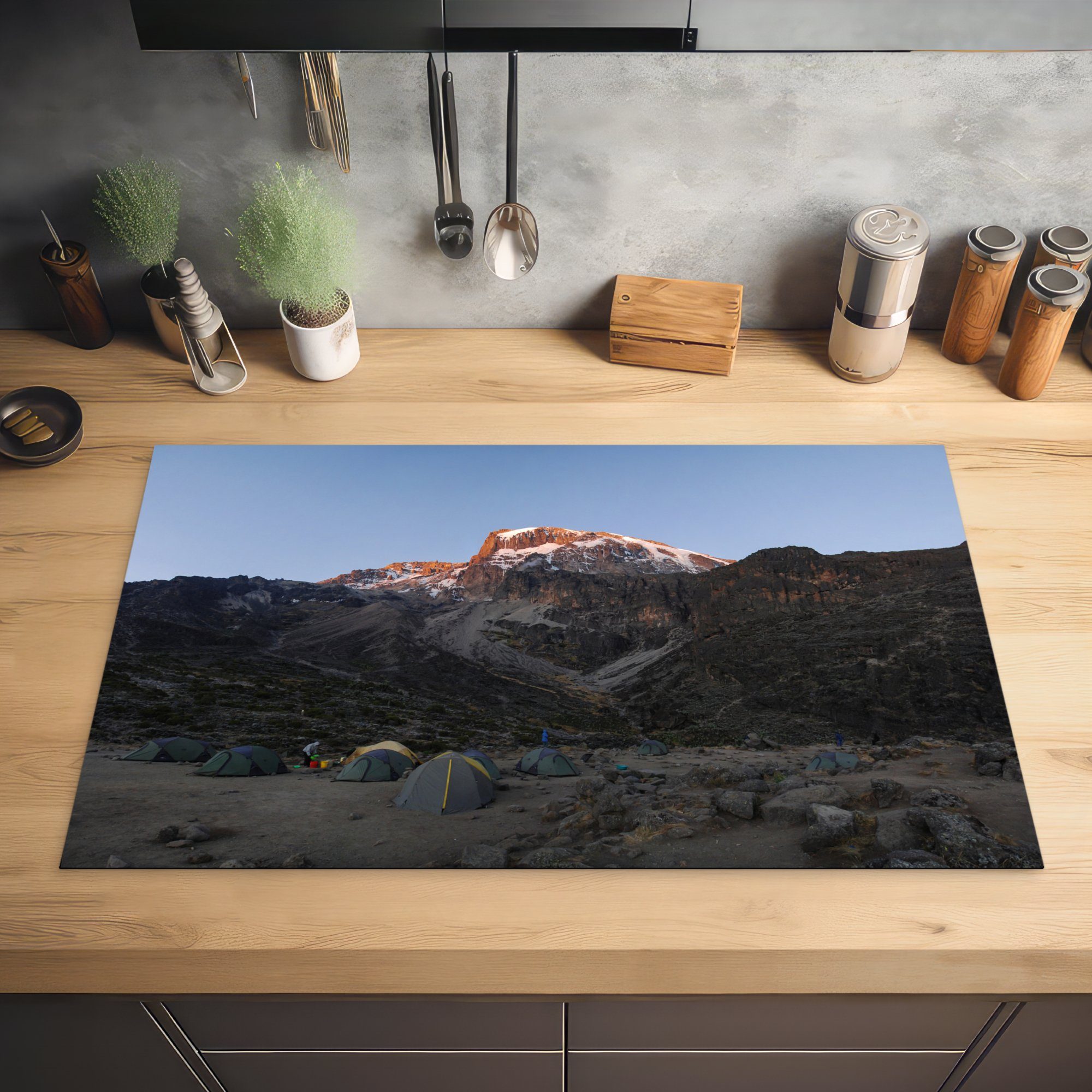 cm, dem Berges Sonnenuntergang Herdblende-/Abdeckplatte MuchoWow Gipfel Afrika, tlg), des Ceranfeldabdeckung, für in Vinyl, küche auf tansanischen (1 83x51 Arbeitsplatte