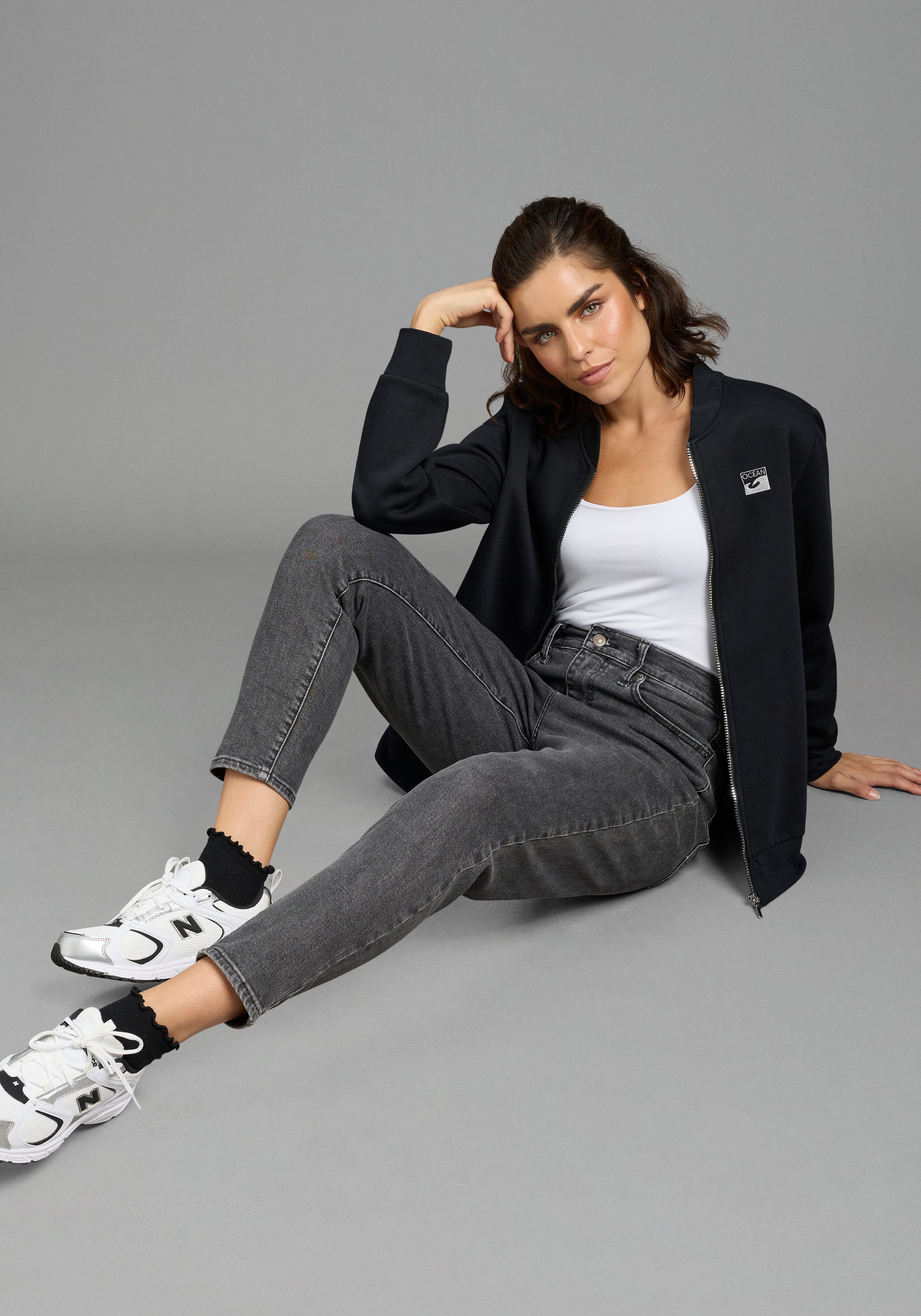 Laura Scott Sweatjacke (1-tlg) in Blousonform aus kuscheliger Sweatware, glänzendem Reißverschluss – Bild 5 von 5