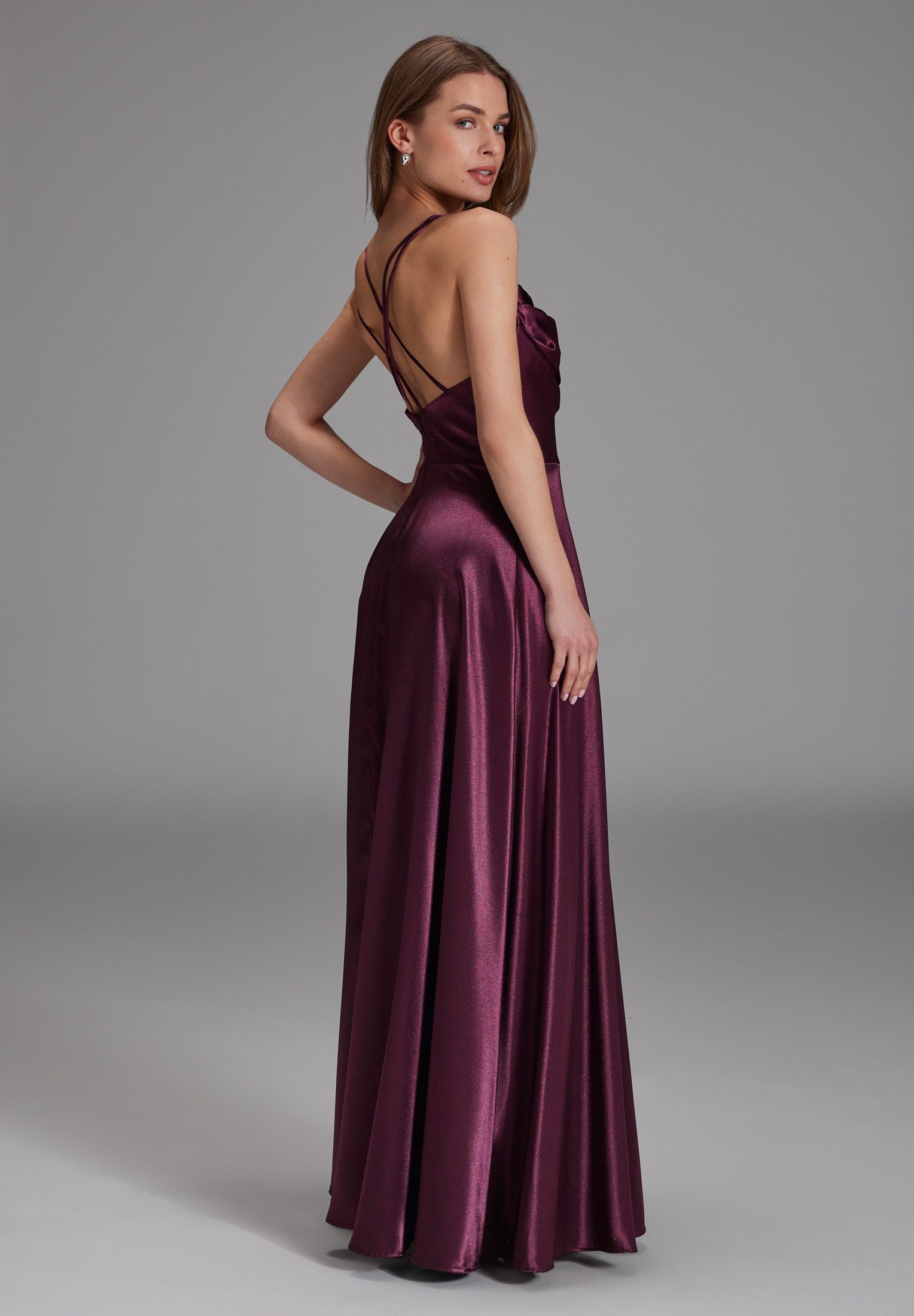 Hey Kyla Abendkleid - Satin-Abendkleid mit Gehschlitz Taillierter Schnitt mit ausgestelltem Rockteil