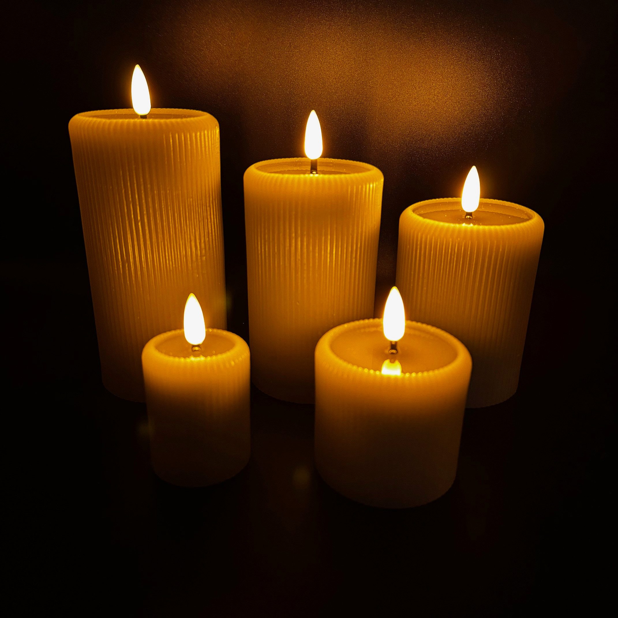 Online-Fuchs LED-Kerze 5er Set moderne LED-Kerzen in Rillenoptik mit 6-Stunden Timer (Touch-Funktion, Blau, Creme oder Grau), realistische Kerzenflamme mit Spiegeloptik im Wachs