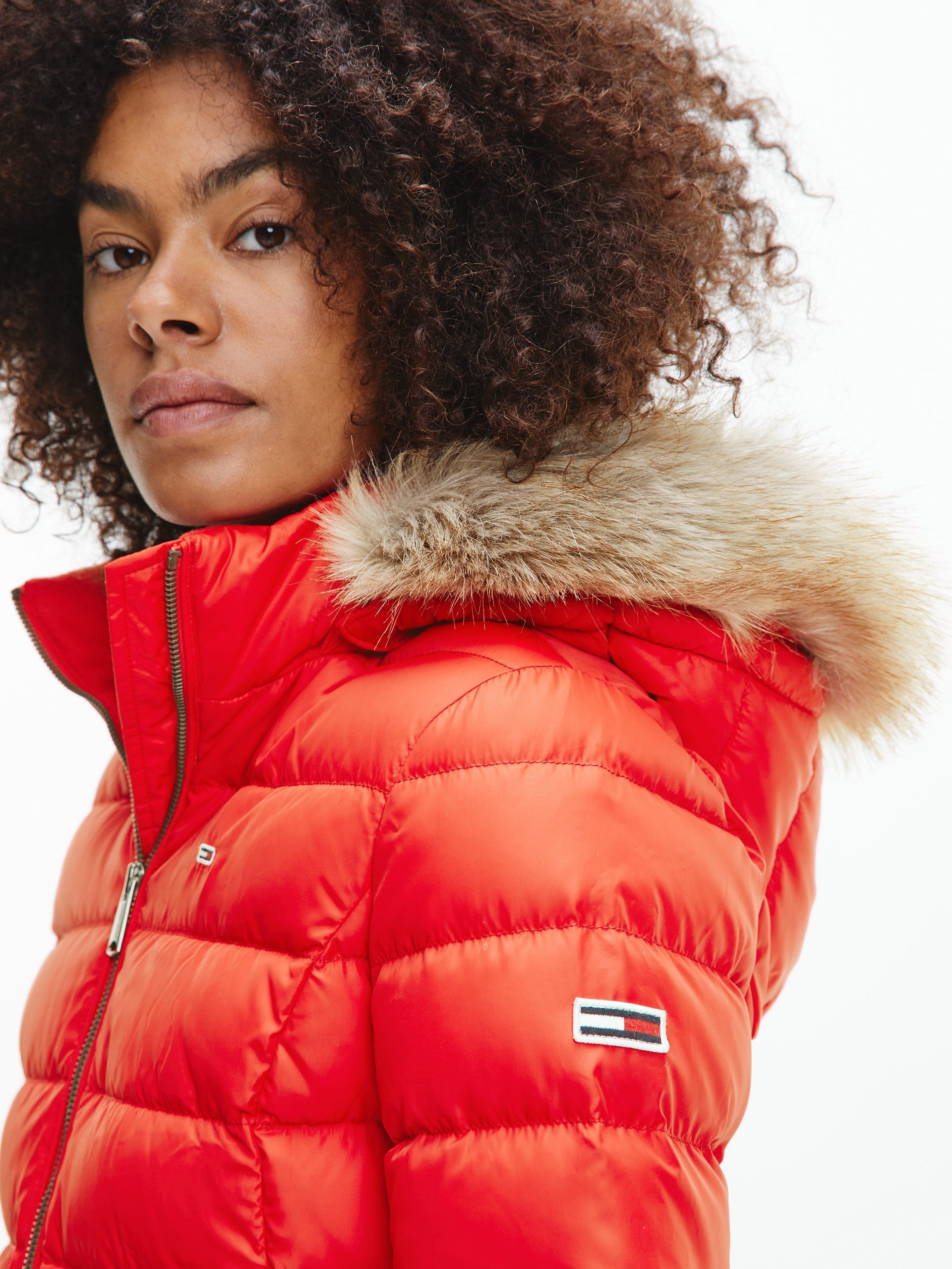 Tommy Jeans Daunenjacke BASIC HOODED DOWN JACKET mit Fellimitat an der Kapuze & Tommy Jeans Logo-Flag