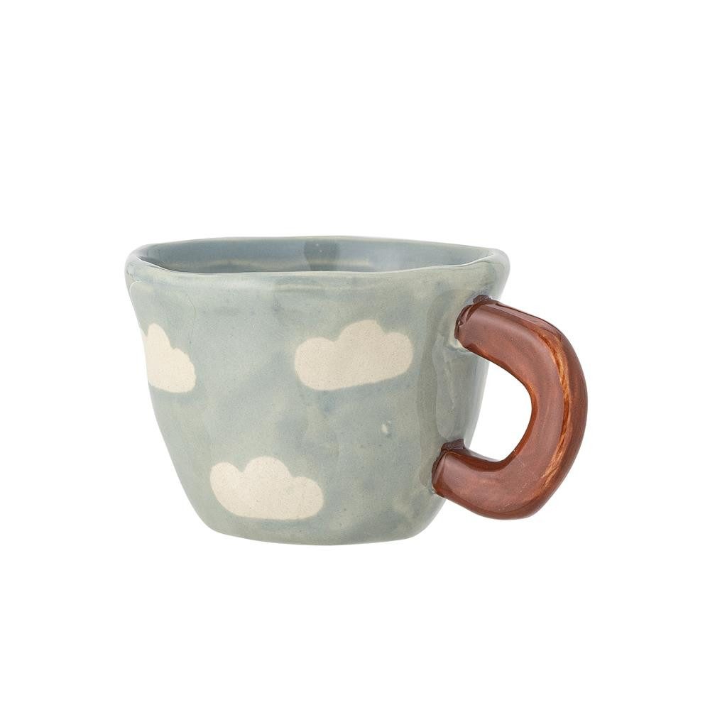 Bloomingville Tasse MINI Nini Blau mit Wolken, Steingut, Kindertasse, Steingut, Handbemalt, Wolkenmotiv, Verspielt, Unikat, dänisches Design, Klein