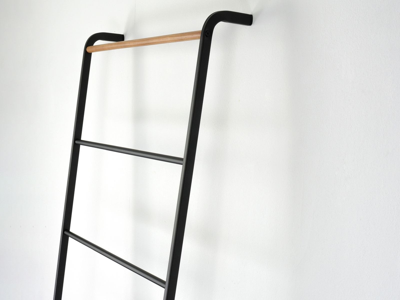 Yamazaki Garderobenständer "Tower" Kleiderständer 45x162cm, Handtuchhalter, Universalständer, zum Anlehnen, schwarz Metall