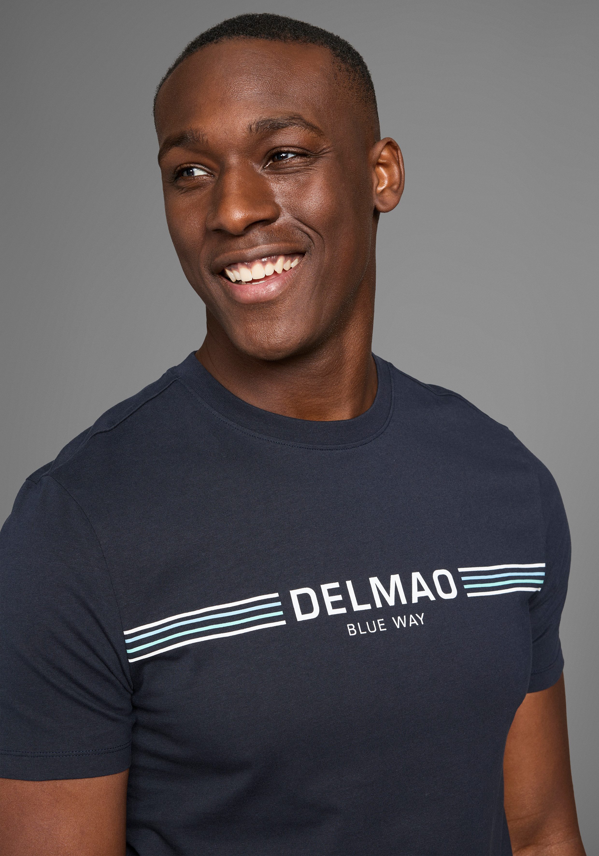 DELMAO T-Shirt mit sportlich-maritimen Marken-Schriftzug