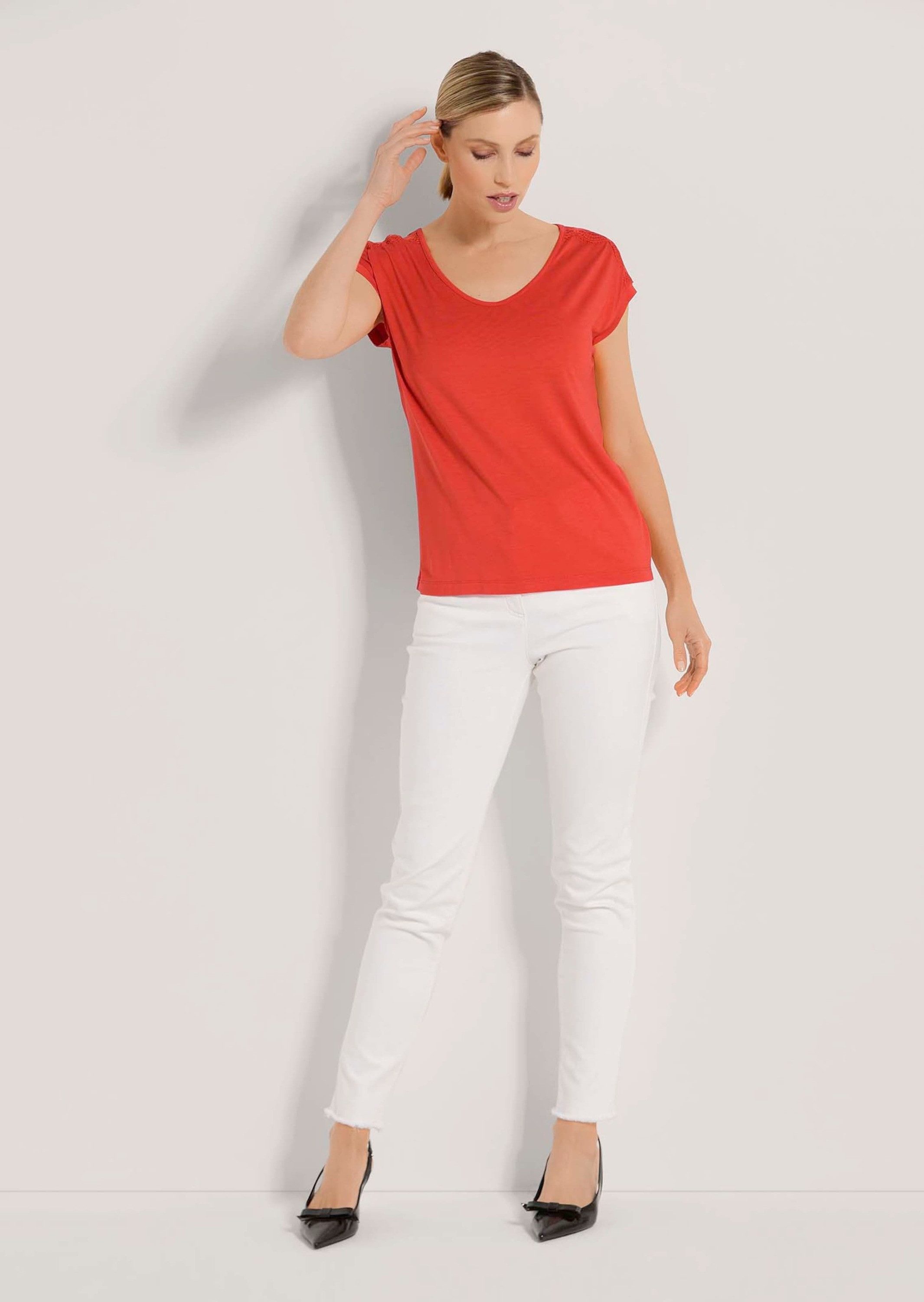 MADELEINE Kurzarmshirt Rundhals-Shirt mit floraler Stickerei Uni-Design, klassischer Rundhalsausschnitt, ohne Verschluss