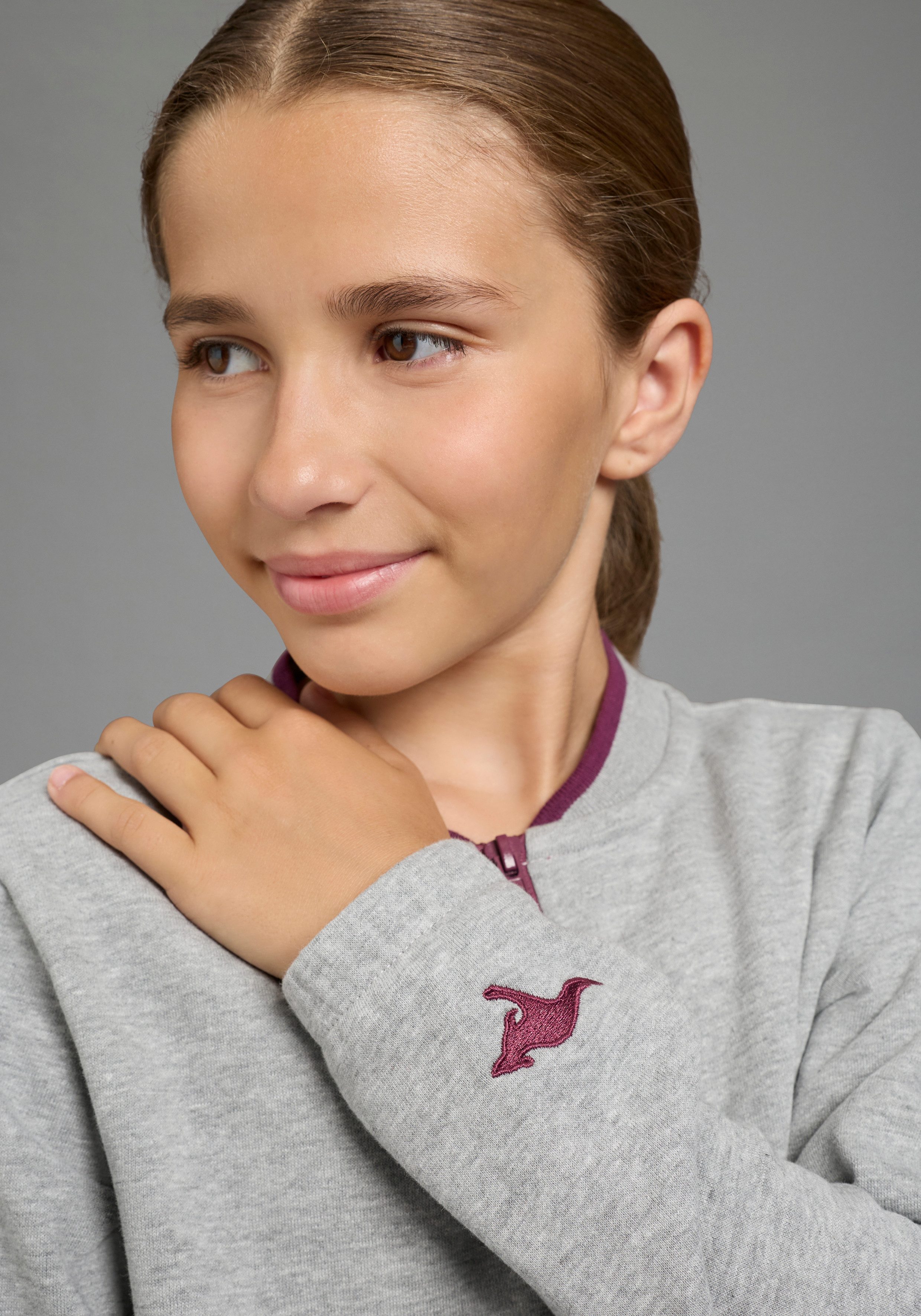 KangaROOS Sweatjacke Modische Sweatjacke mit Ringelbündchen mit Rippkragen, aus Baumwolle und Viskose, mit Logostickerei