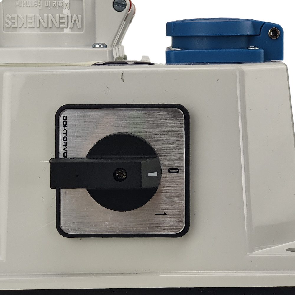 Doktorvolt Stromverteiler BAU 2x16A 3x230V mit Trennschalter 0-1 32A Steckdosenverteiler 5-fach (1 x Trennschalter ML0 32A 4P IP54), ausgestattet mit Mennekes-Steckdosen