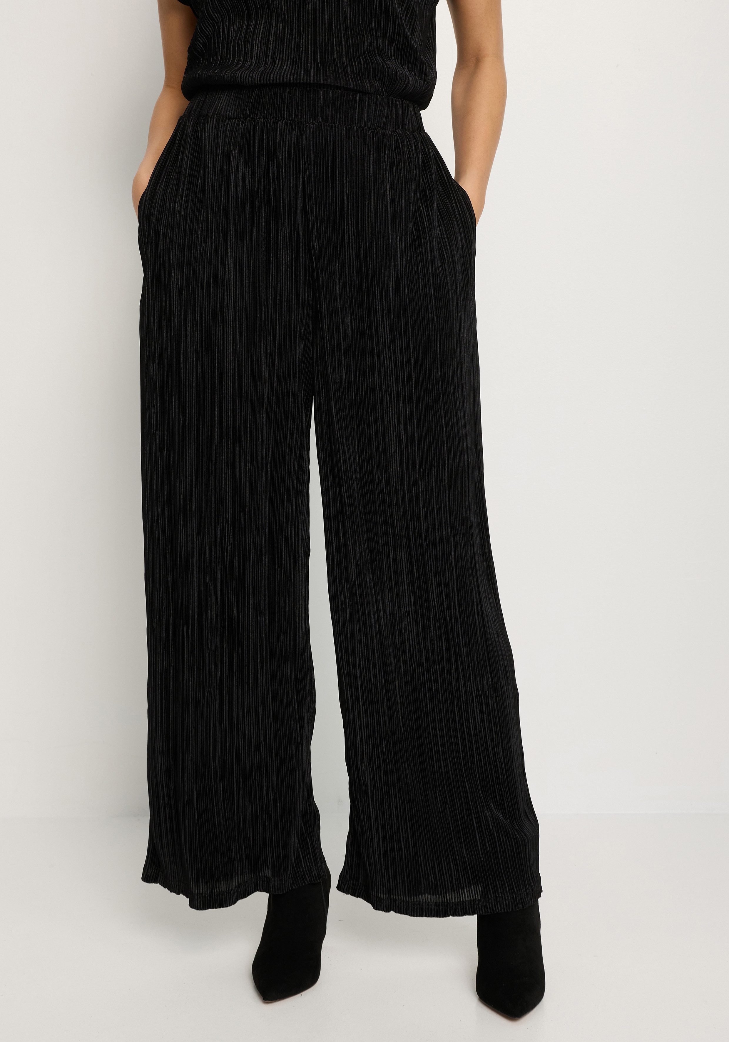 LASCANA Schlupfhose mit Plisseefalten und weitem, luftigem Bein Elegante Schlupfhose, leicht plissierte Hose, modische Palazzohose. € 49,99