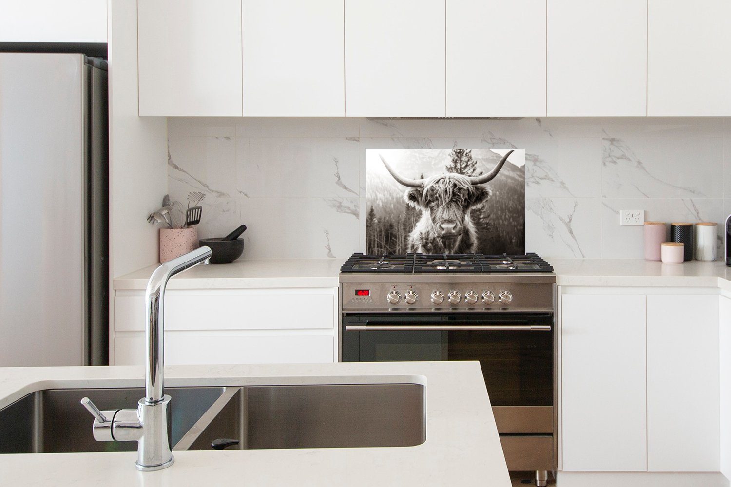 Schottischer Kuh Herdblende aus küchen - - MuchoWow (1-tlg), Wandschutz, 60x40 Küchenrückwand Schwarz - Tiere Weiß, Highlander cm, Temperaturbeständig -