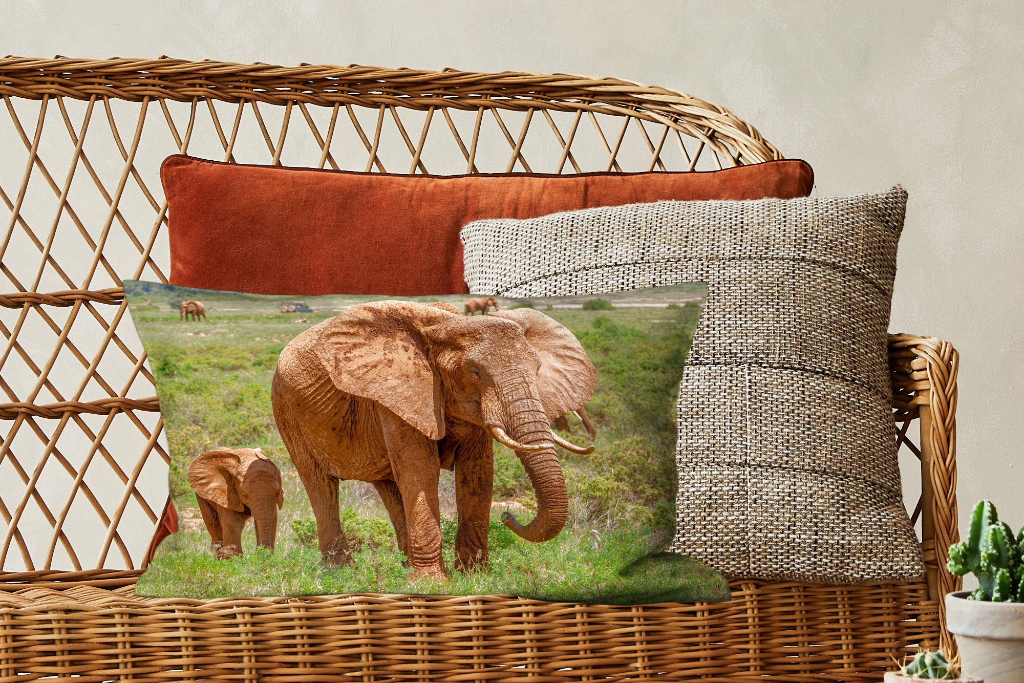 MuchoWow Dekokissen Elefantenbaby mit seiner Dekoration, Gras, mit im Mutter Schlafzimmer Zierkissen, Füllung, Wohzimmer Dekokissen