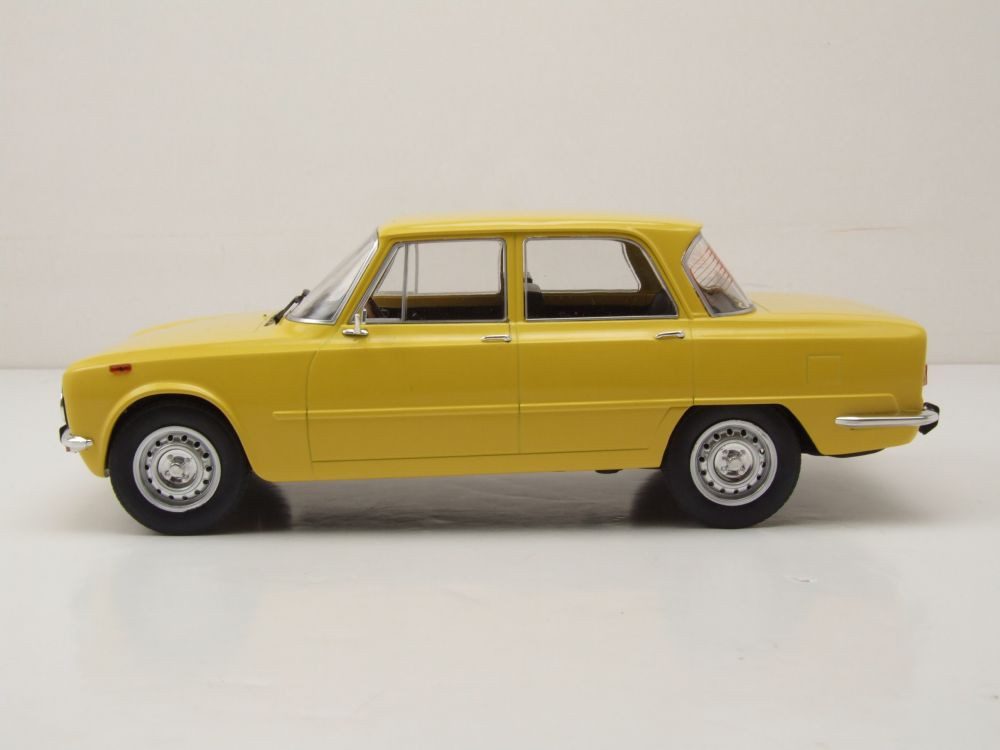 MCG Modellauto Alfa Romeo Giulia Nuova Super 1974 hellgelb, Maßstab 1:18