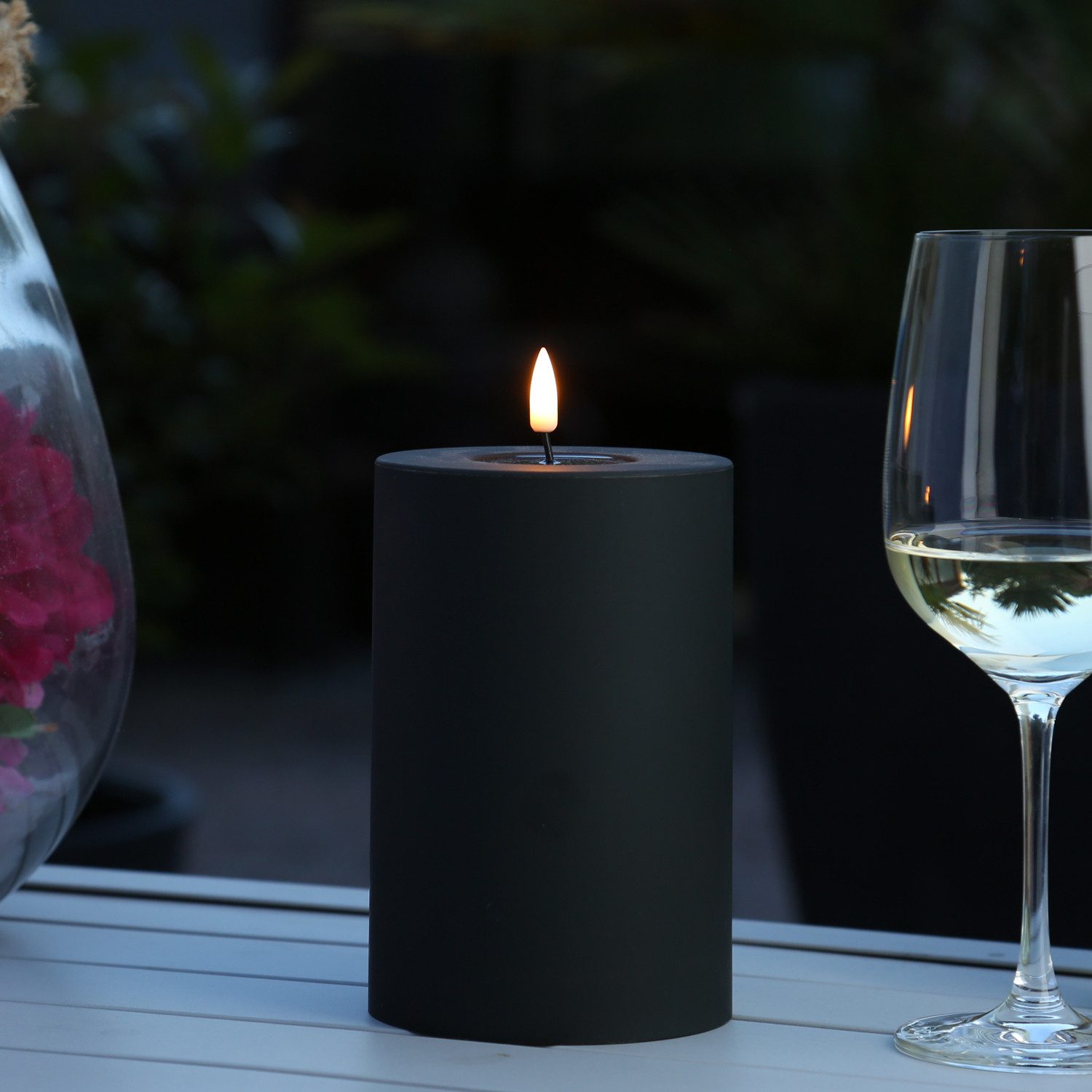 Deluxe Homeart LED-Kerze MIA für Außen 3D Flamme flackernd H: 15cm D: 10cm outdoor schwarz, LED Classic, warmweiß (2100K bis 3000K)