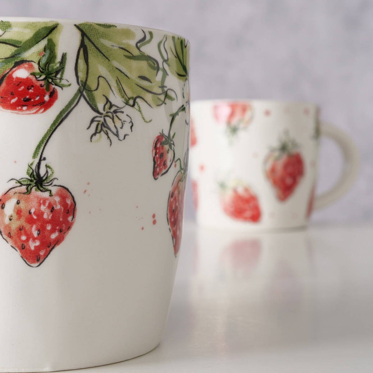 BOLTZE GRUPPE GmbH Becher Keramikbecher mit Erdbeermuster STRAWBERRY, 450 ml, Keramik, mit Erdbeermuster