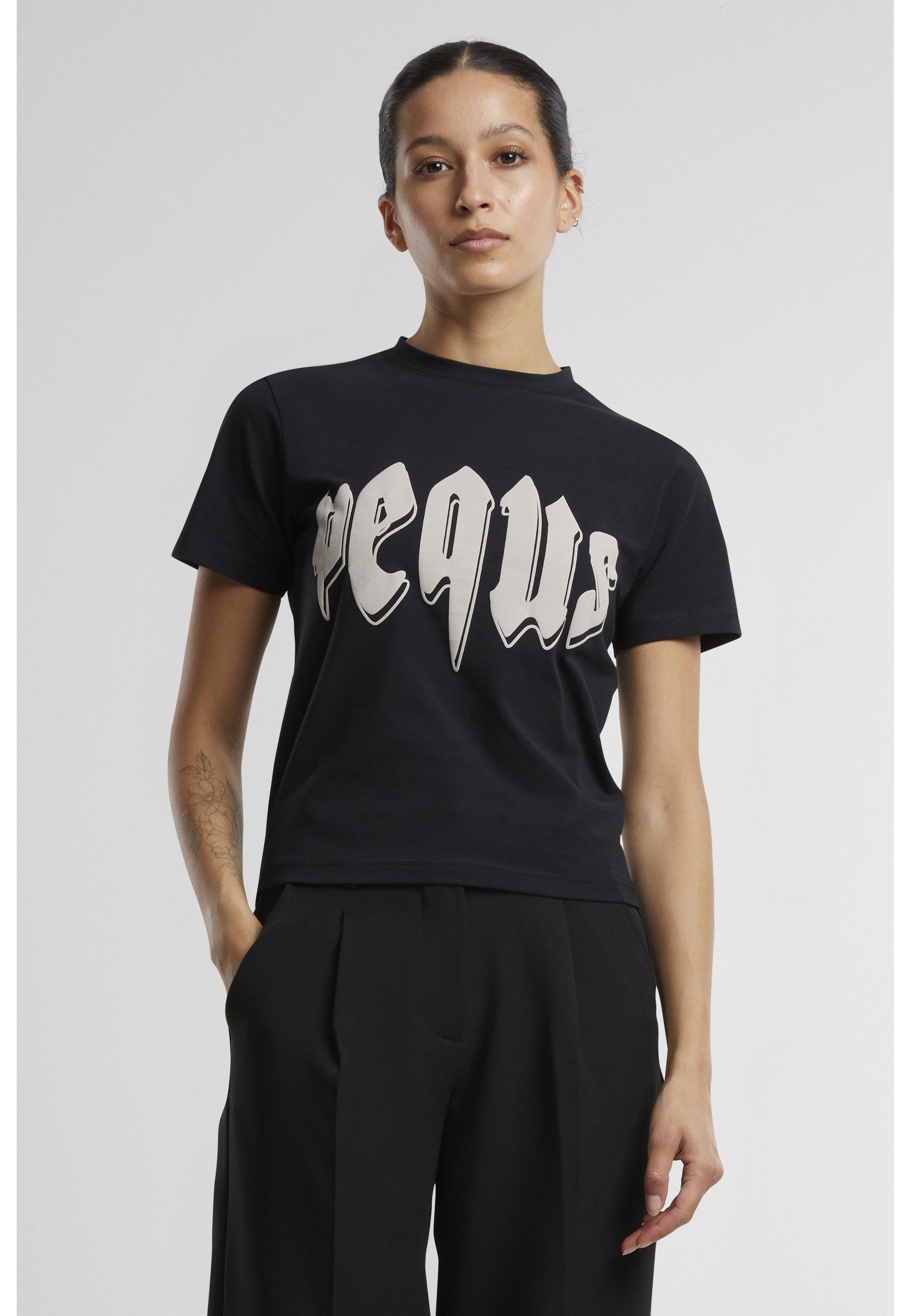 PEQUS T-Shirt PEQUS PEQUS Fitted Outlined Mythic Logo T-shirt (1-tlg)