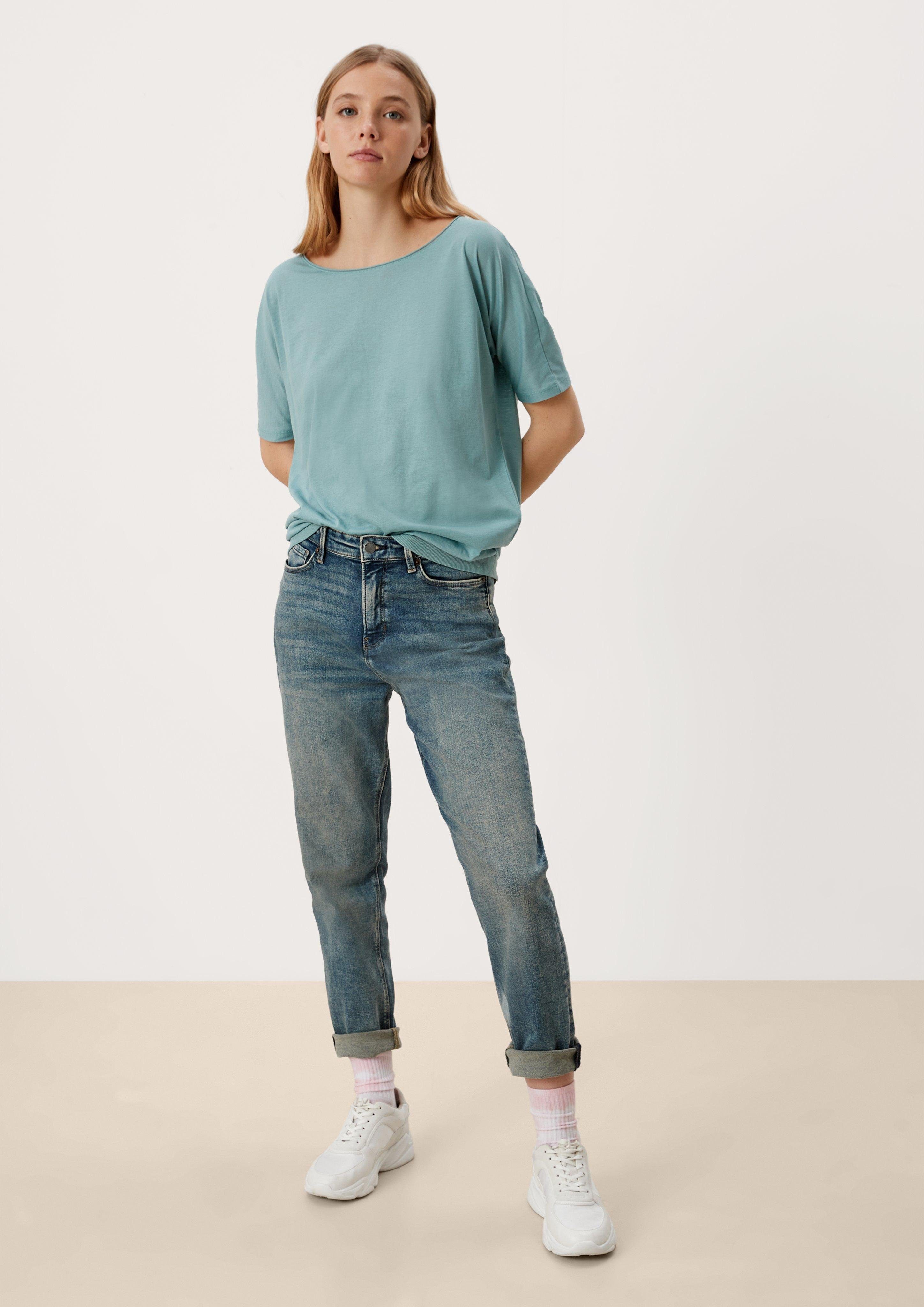 QS Stoffhose Regular Fit: Mom-Jeans mit Waschung Waschung, Leder-Patch