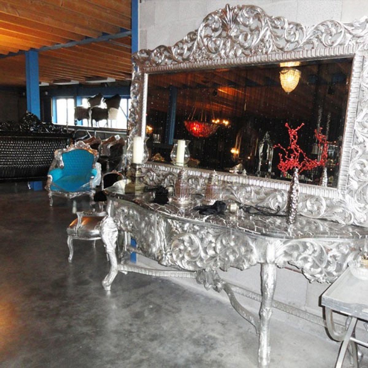 Casa Padrino Barockspiegel Riesige Barock Spiegelkonsole Silber mit schwarzer Marmorplatte - Luxus Wohnzimmer Möbel Konsole mit Spiegel
