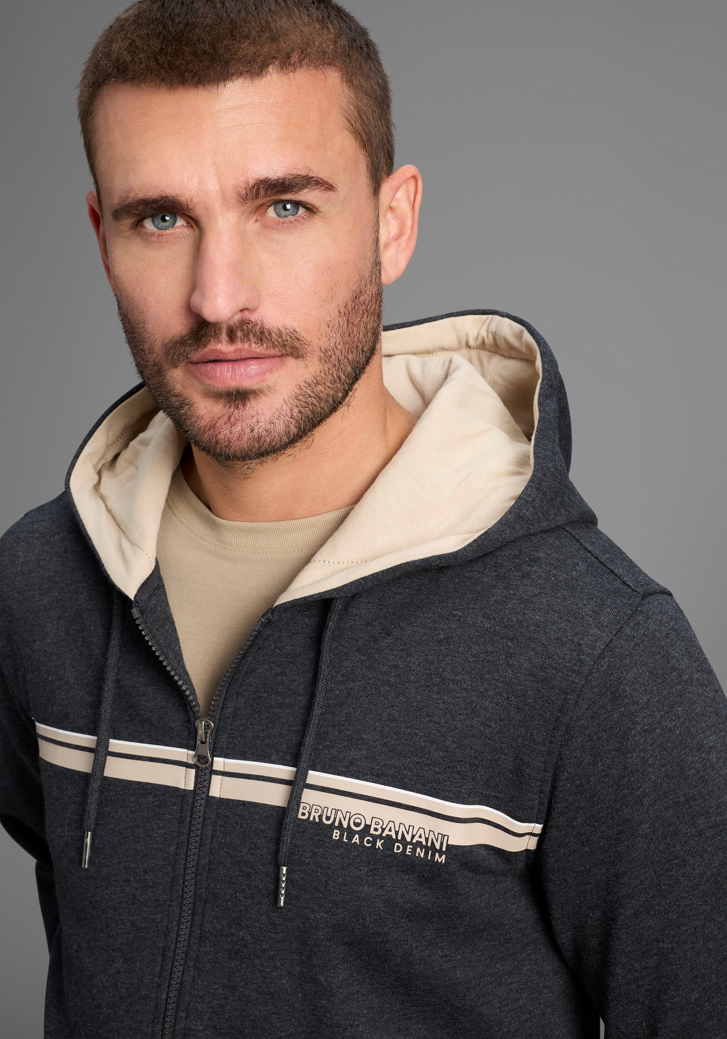 Bruno Banani Sweatjacke moderner Brustprint. Reduzierter Preis € 24,49. Unverbindliche Preisempfehlung € 34,99, (€ 24,49 pro 1 Stk)
