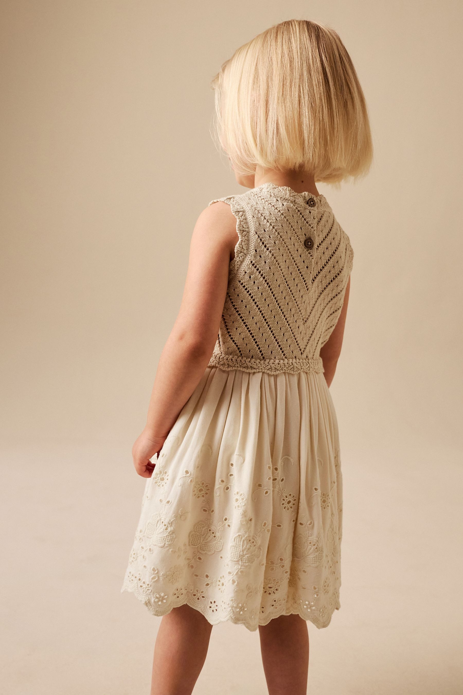 Next Strickkleid Kleid mit Lochstickerei und Stickerei (1-tlg)