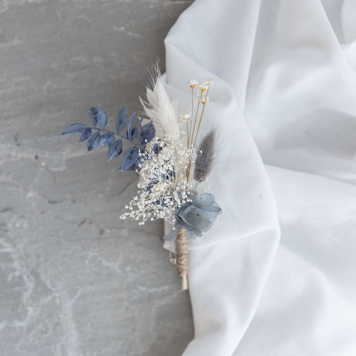 Trockenblume Anstecker Bräutigam & Trauzeuge Trockenblumen weiß blau Ruskus, Schleierkraut, Hortensie, Phalaris, Glixia, Distel, LYKKE & You