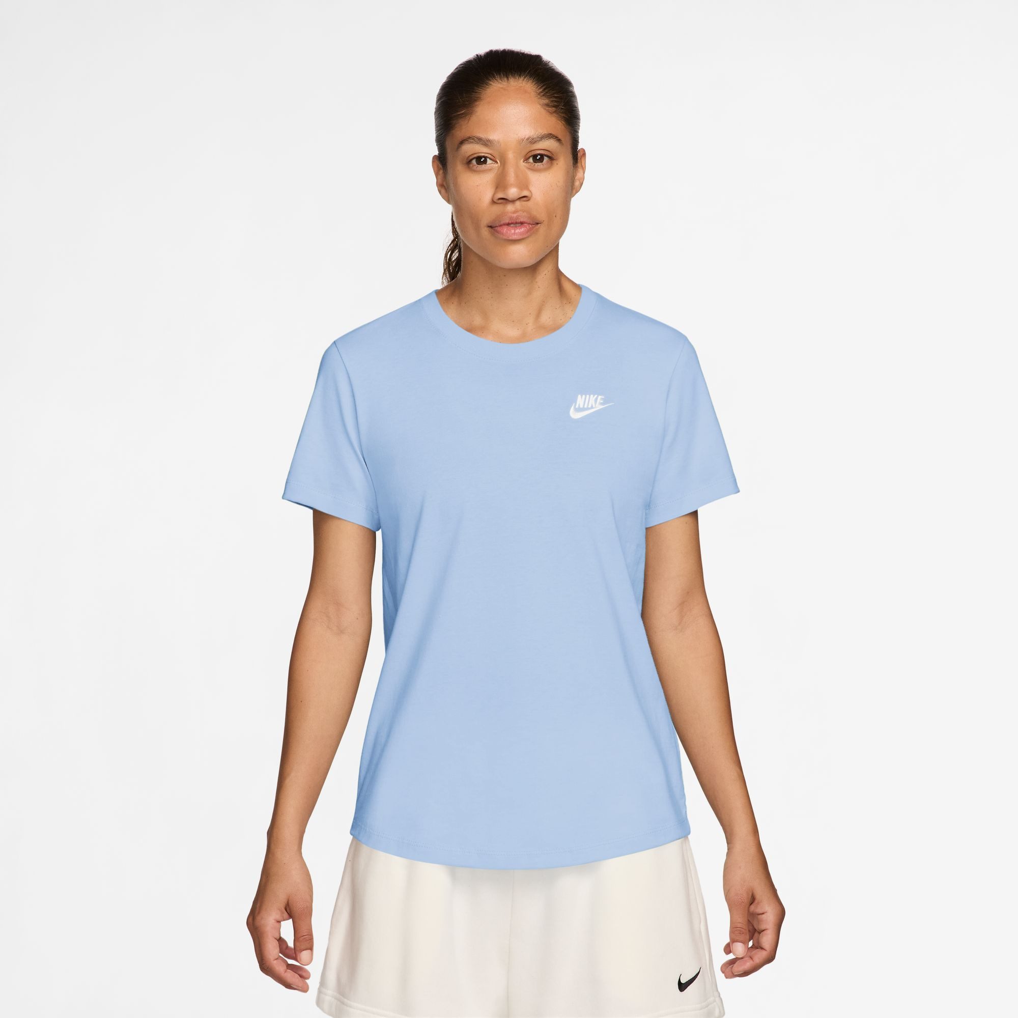 Nike Sportswear T-Shirt W NSW CLUB SS TEE mit leicht abgerundetem Saum, aus Baumwolle in Jersey-Qualität