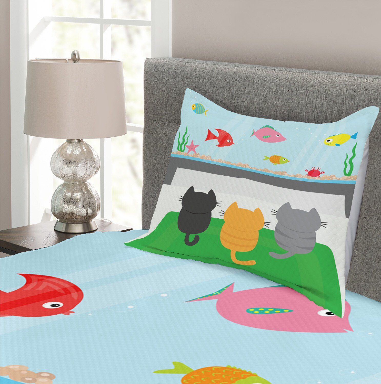 Tagesdecke Set mit Kissenbezügen Katzen auf Waschbar, Blick Fishtank Abakuhaus, Katze