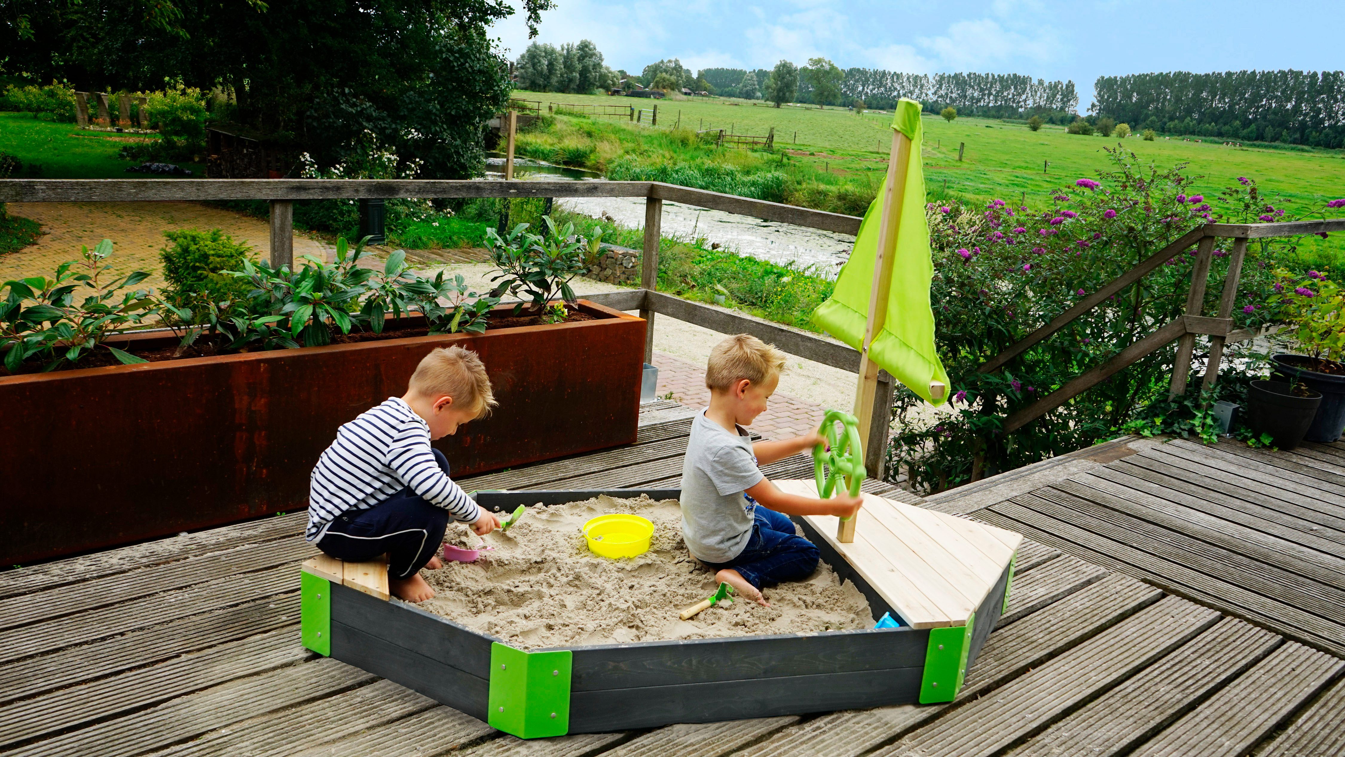 EXIT Sandkasten Aksent, Boot