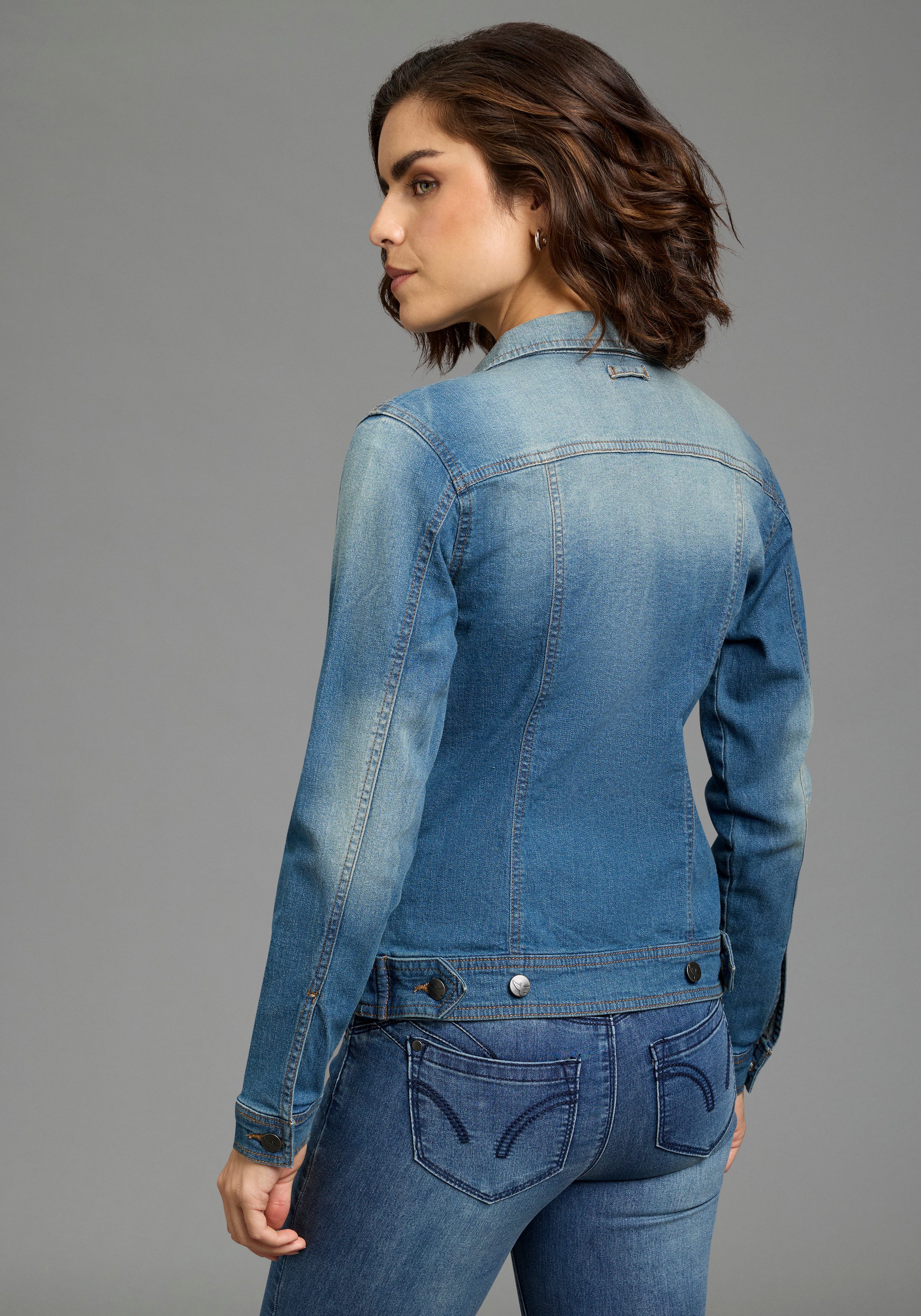 Arizona Jeansjacke aus Baumwollmischung, figurbetont, kurz geschnitten