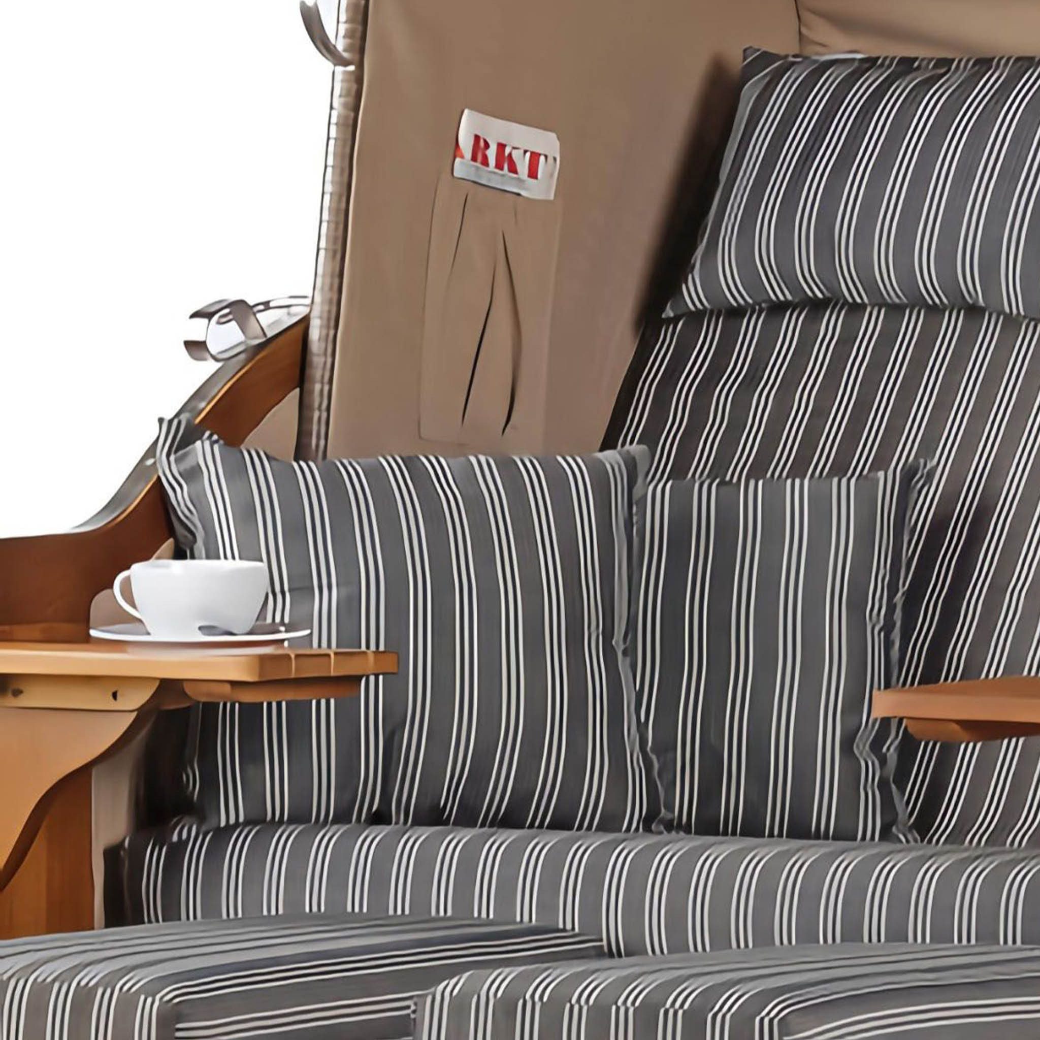 bene living Strandkorb Schleswig Pinie 2-Sitzer - PE mokka - Modell 553, BxTxH: 120x80x160 cm, Volllieger, Ostsee-Strandkorb, (Strandkorb-Komplettset, 4-tlg., Strandkorb, Schutzhülle, Doppellenkrollen und Glas-/Becherhalter), inkl. Windschutzfolie, Bistrotischen und bequemer Polsterung