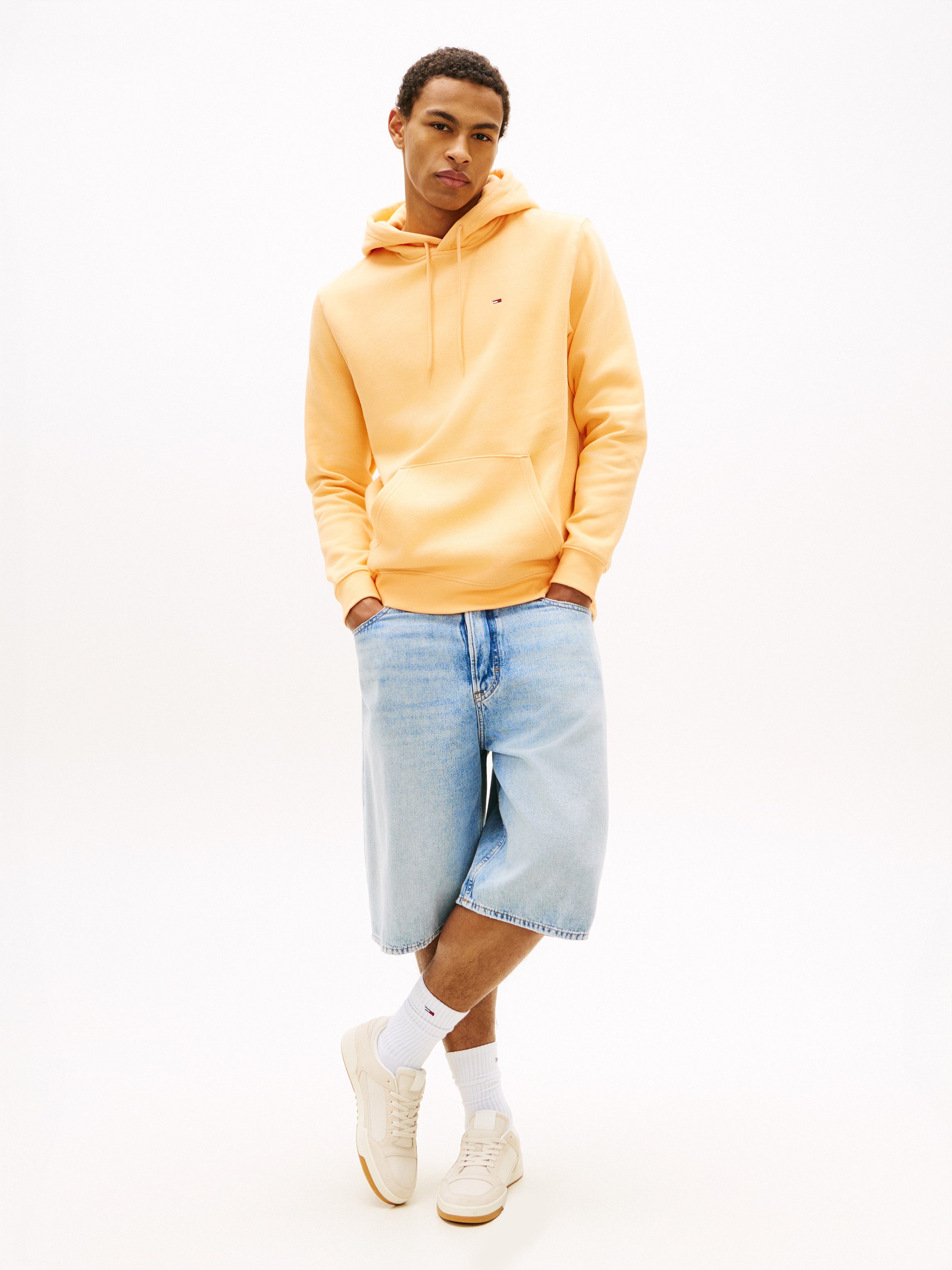Tommy Jeans Hoodie TJM REGULAR FLAG mit bestickten Markenlogo auf Brusthöhe
