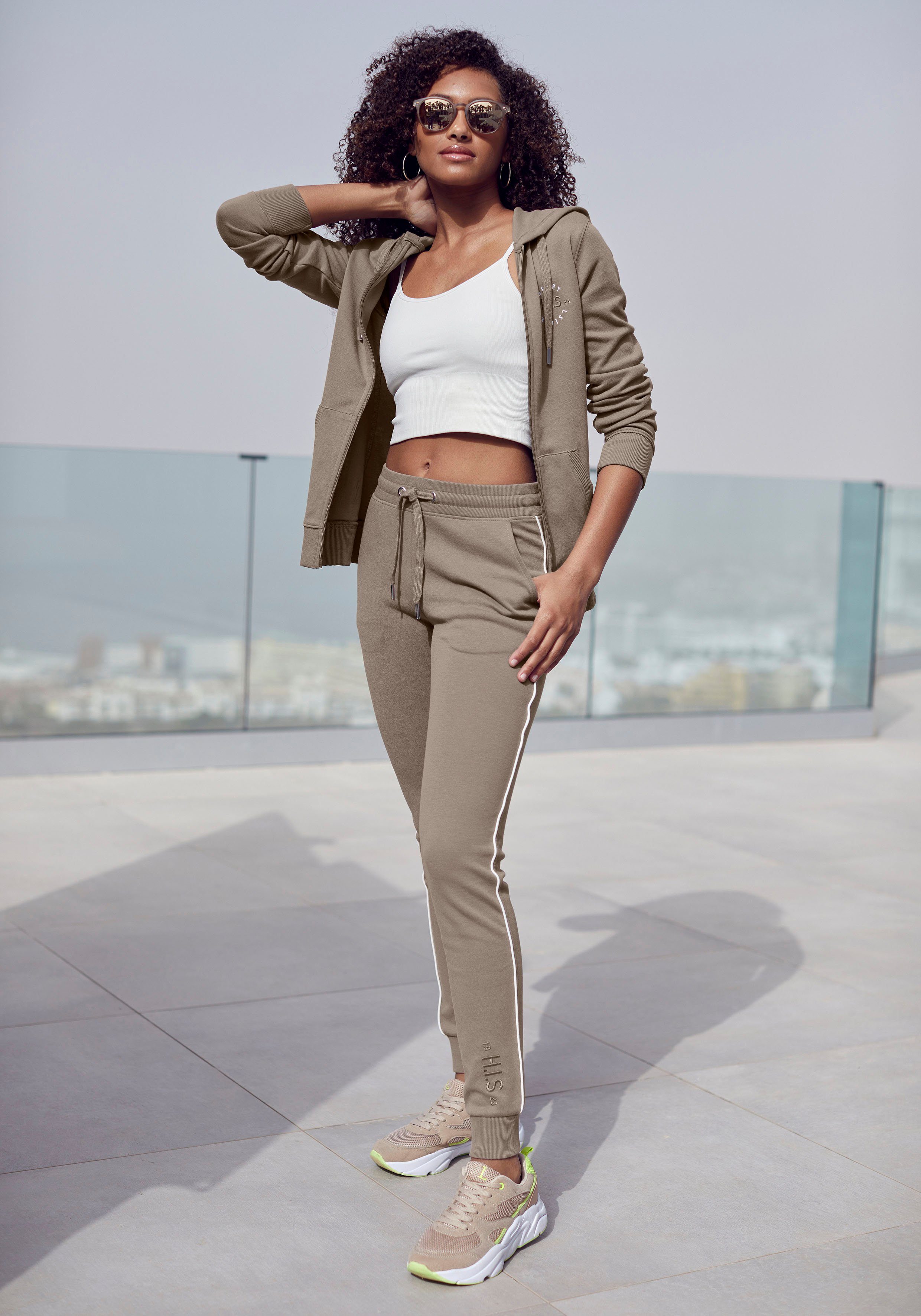 H.I.S Kapuzensweatjacke mit seitlichem Piping und kleiner Markenstickerei, Loungewear