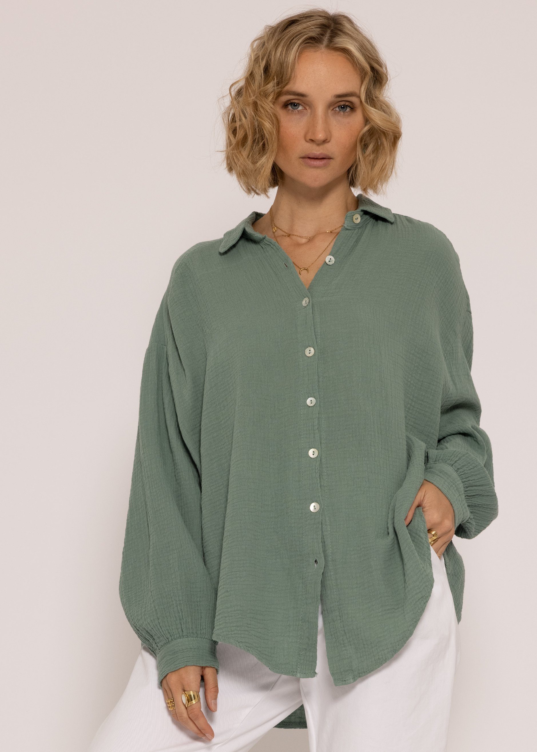 SASSYCLASSY Longbluse Oversize Musselin Bluse Damen Langarm Hemdbluse lang aus Baumwolle mit V-Ausschnitt, One Size (Gr. 36-48) Grün