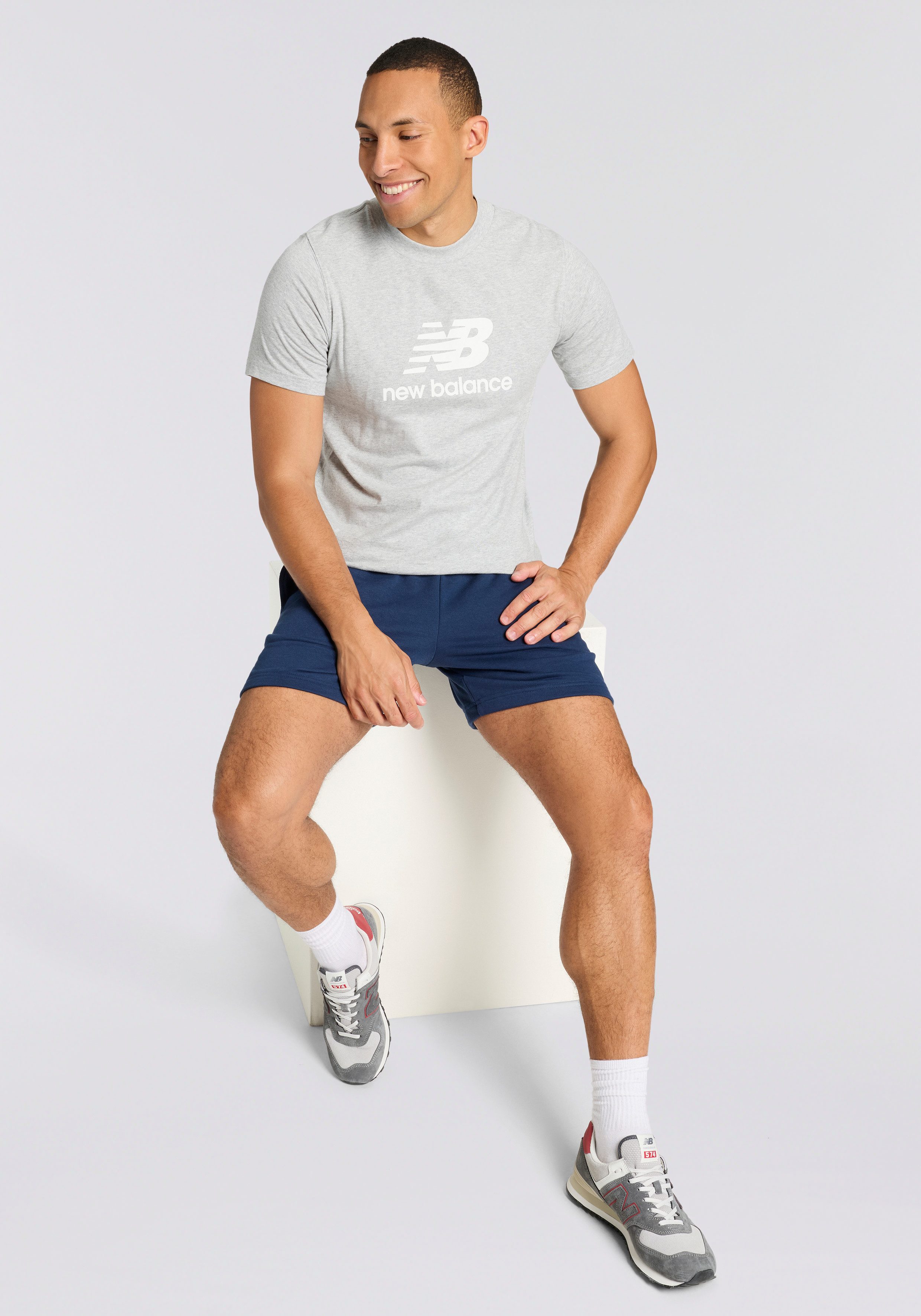 New Balance T-Shirt SPORT ESSENTIALS LOGO T-SHIRT sportliches T-Shirt, Kurzarmdesign, mit Rundhalsausschnitt