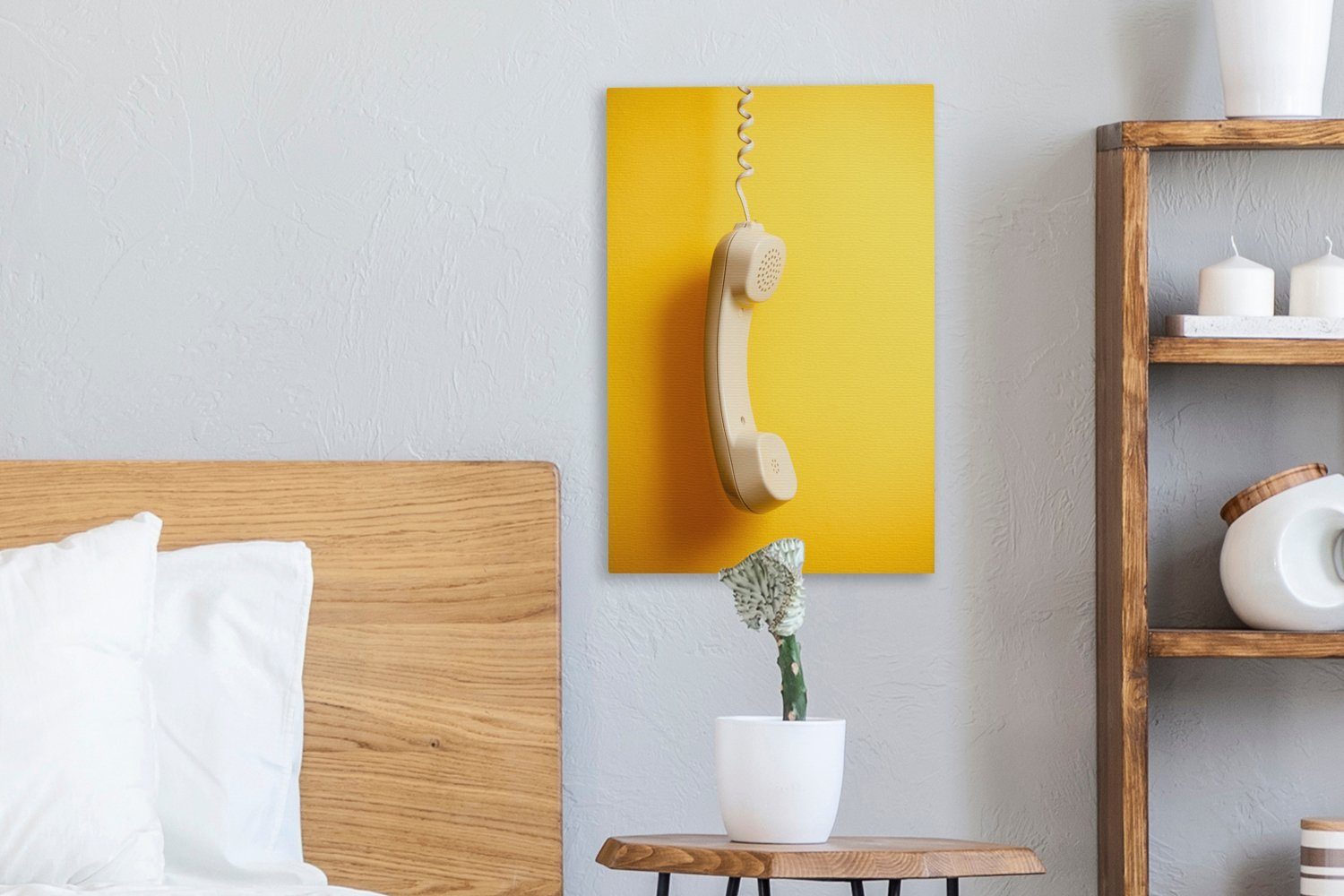 OneMillionCanvasses® Leinwandbild 20x30 inkl. Gemälde, bespannt cm Hörer gelben vor einem Hintergrund, Der fertig Leinwandbild St), Zackenaufhänger, (1 eines Retro-Telefons